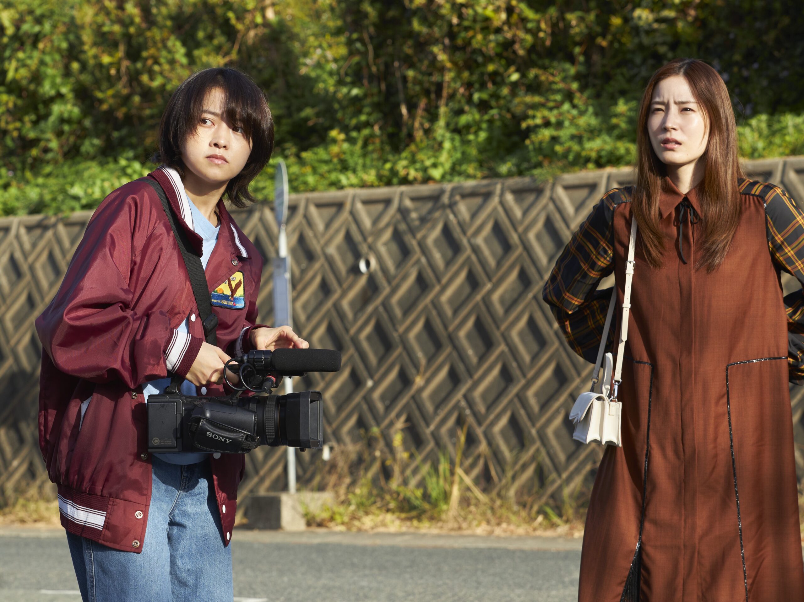 蓮佛美沙⼦×伊藤万理華が共演、がけっぷちの2人が再起を図る『⼥優は泣かない』場面写真一挙解禁｜©2023「⼥優は泣かない」製作委員会