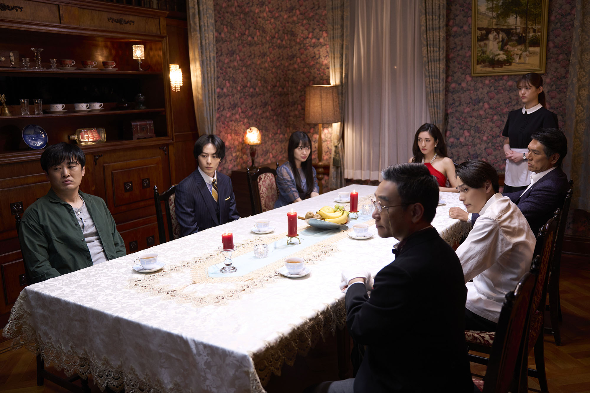 劇団ひとり×剛力彩芽『マーダー★ミステリー』劇場版が来年2月公開へ　緊張感ある場面写真解禁｜©2024 劇場版「マーダー★ミステリー 探偵・斑目瑞男の事件簿」フィルムパートナーズ