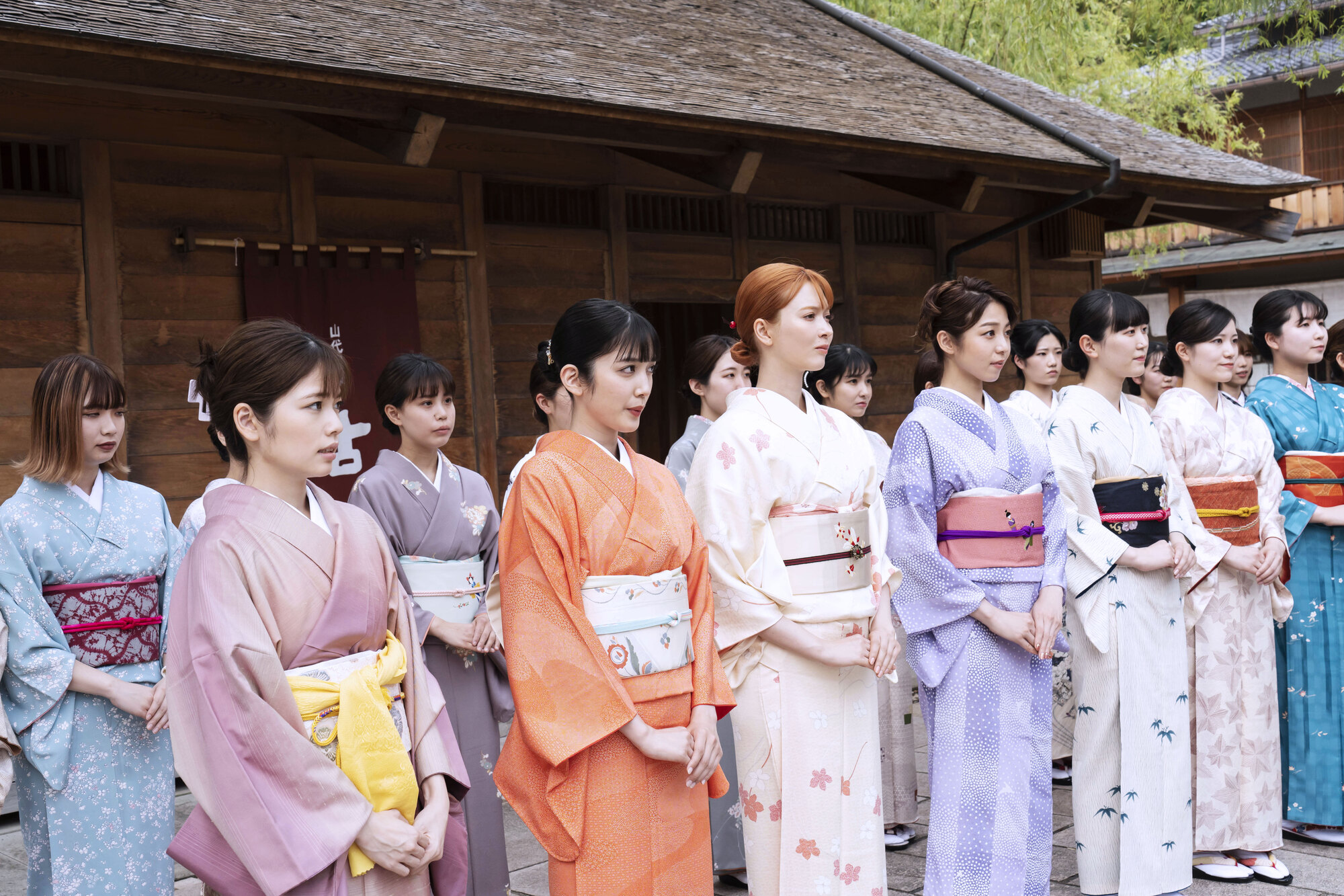 小芝風花ら新米女将が奮闘、映画『レディ加賀』汗と涙の女将修行シーン解禁｜©︎映画「レディ加賀」製作委員会