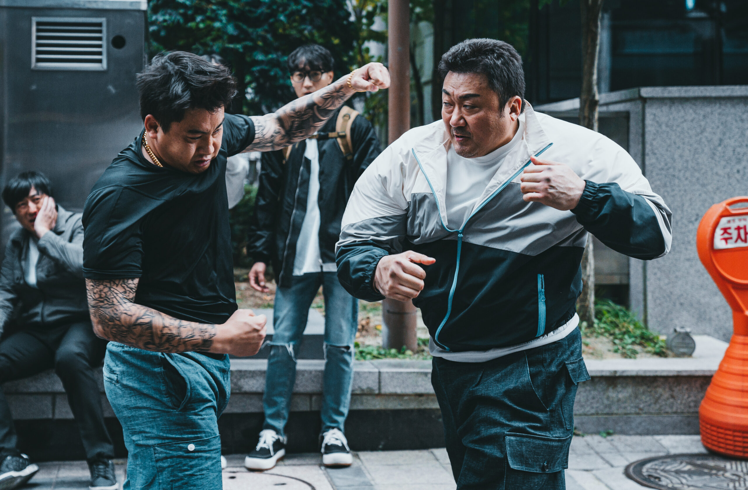 『犯罪都市 NO WAY OUT』マ・ドソンクが悪党たちを華麗に鉄拳制裁する初登場シーン解禁｜(C)ABO Entertainment presents a BIGPUNCH PICTURES & HONG FILM & B.A. ENTERTAINMENT production world sales by K-MOVIE ENTERTAINMENT