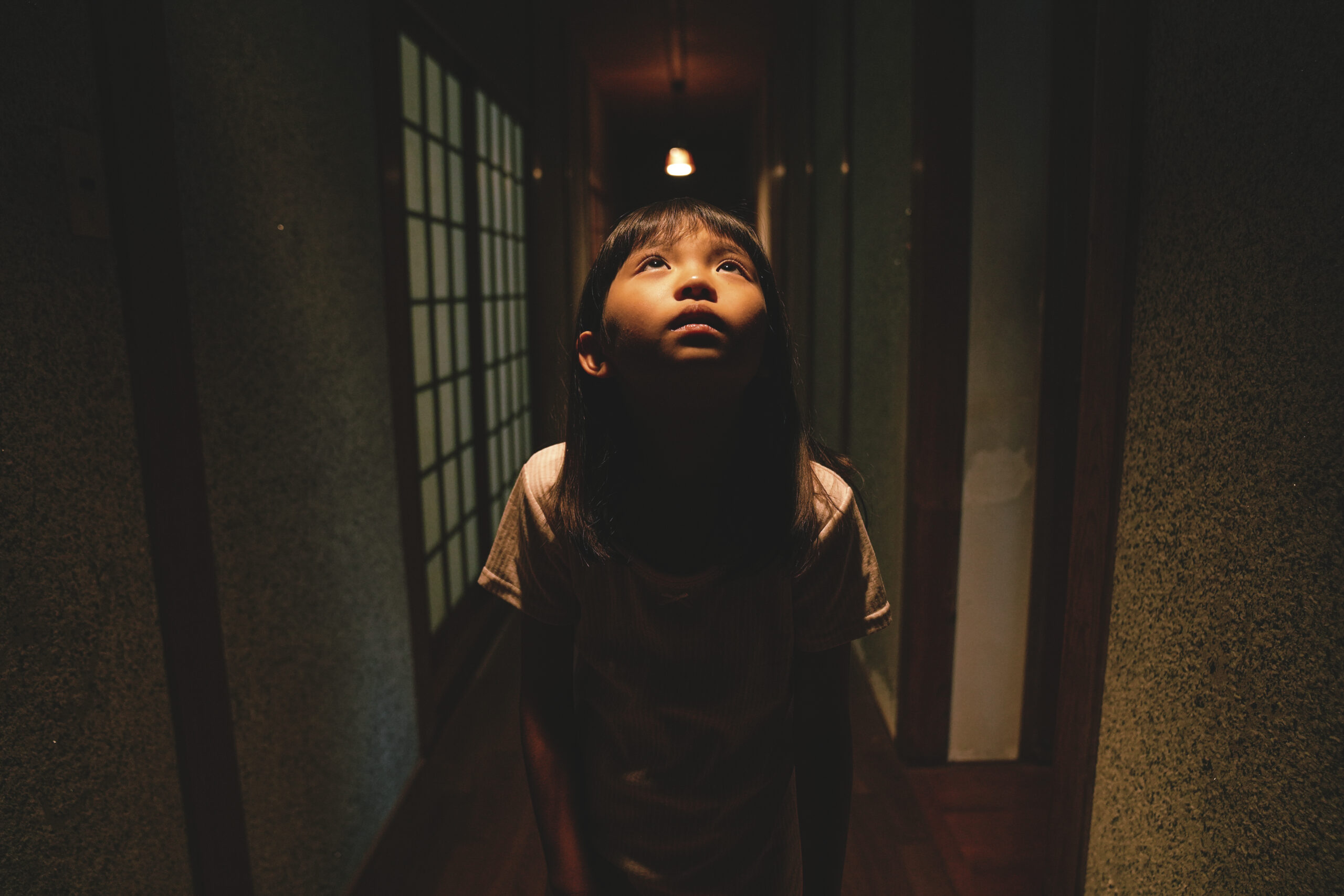 映画『みなに幸あれ』古川琴音演じる主人公が幼少期を回想する冒頭映像ノーカット解禁｜ ©︎2023「みなに幸あれ」製作委員会