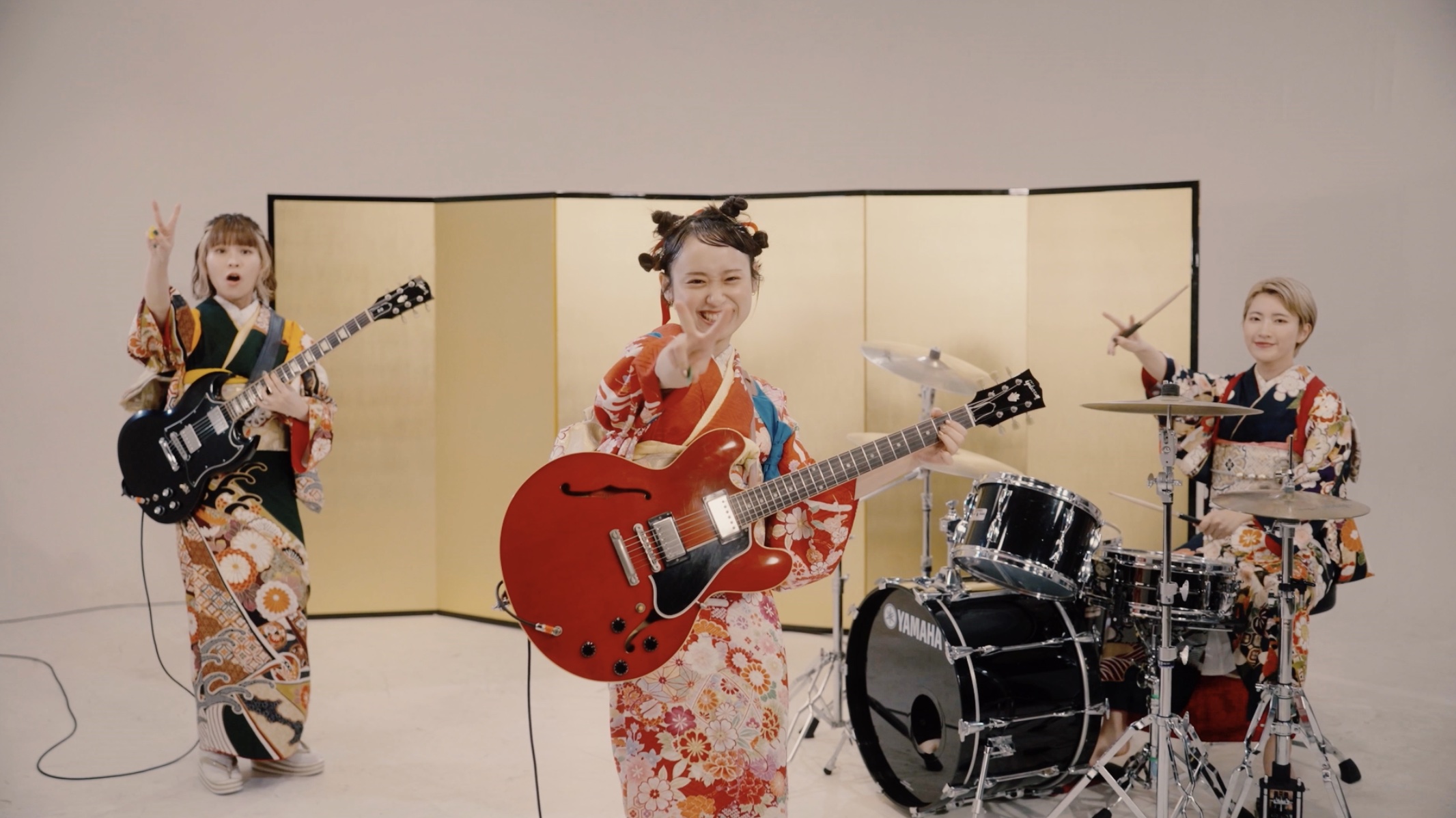 サバシスター、1stフルアルバムタイトル曲「覚悟を決めろ！」MVを今夜プレミア公開｜