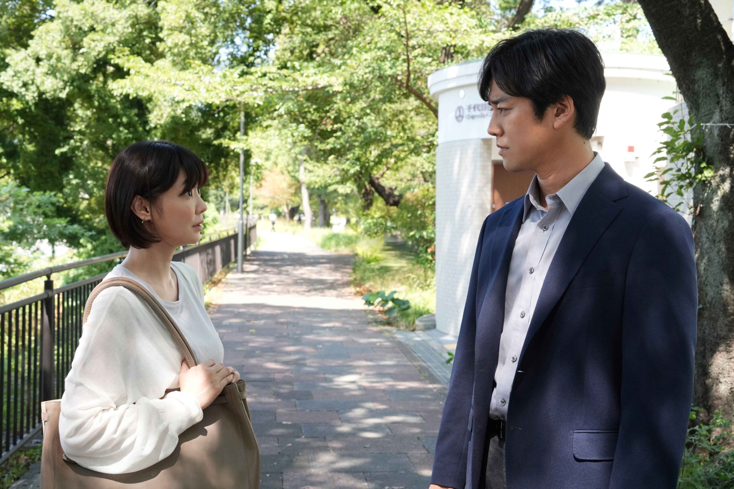 『連続ドラマＷ 坂の上の赤い屋根』桐谷健太を取り巻く登場人物たちの衝撃的な場面写真一挙公開｜
