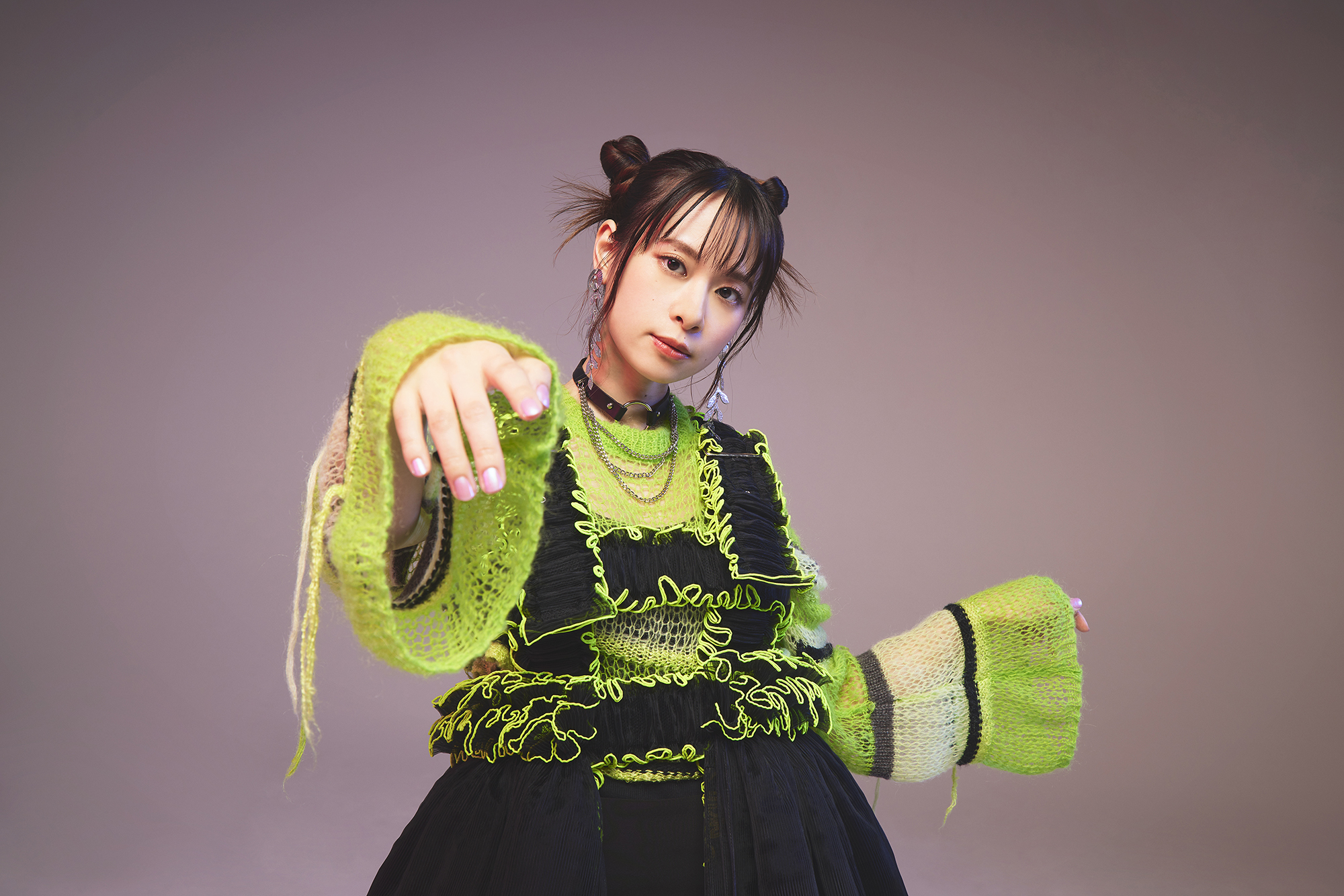 前田佳織里の2nd EPが6月リリース、“世界征服”を企むパンクな新アー写公開｜