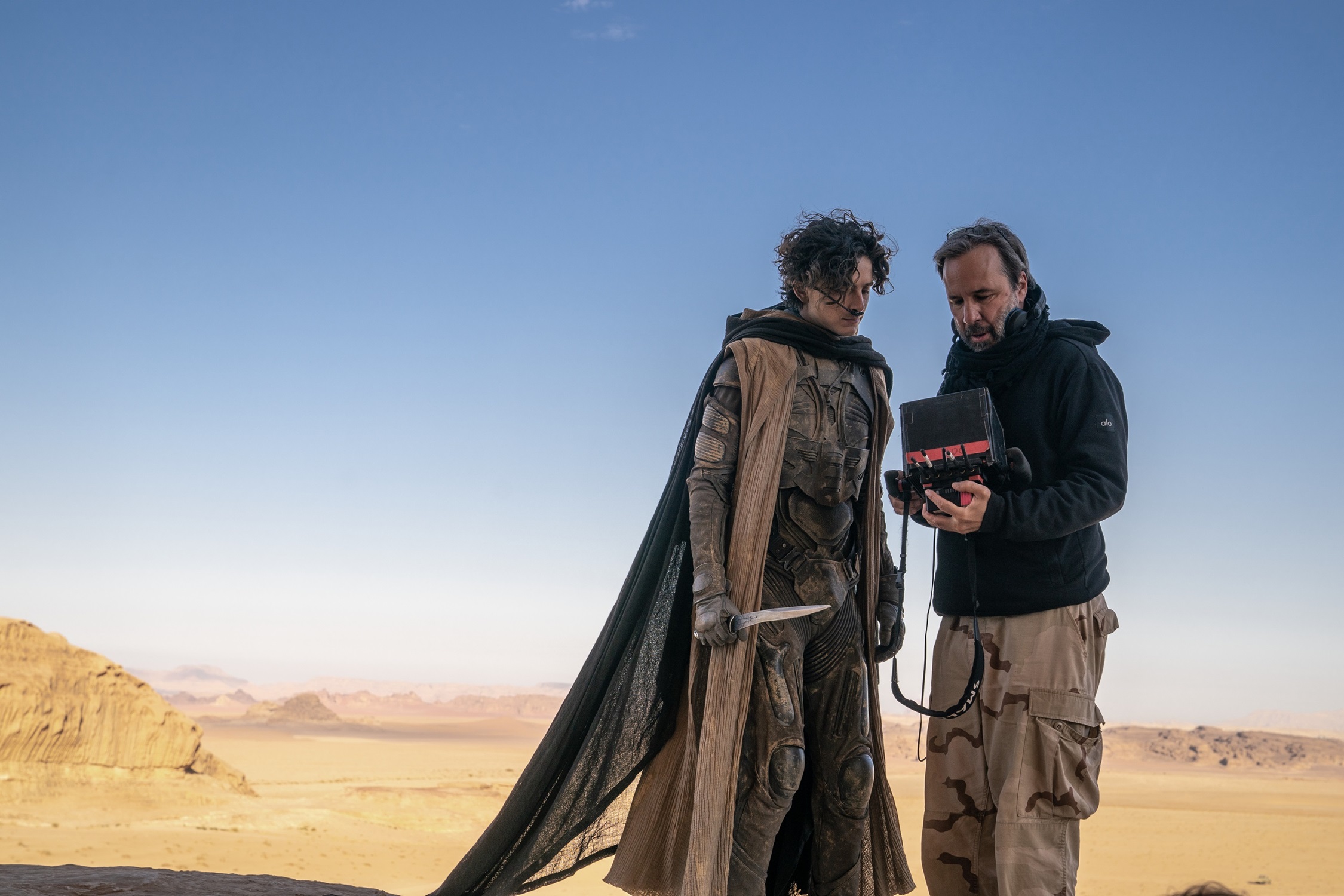 クリストファー・ノーランが『デューン 砂の惑星PART2』を大絶賛、笑顔溢れる監督対談映像公開｜ティモシー・シャラメ、ドゥニ・ヴィルヌーヴ監督 ©︎2024 Legendary and Warner Bros. Ent. All Rights Reserved