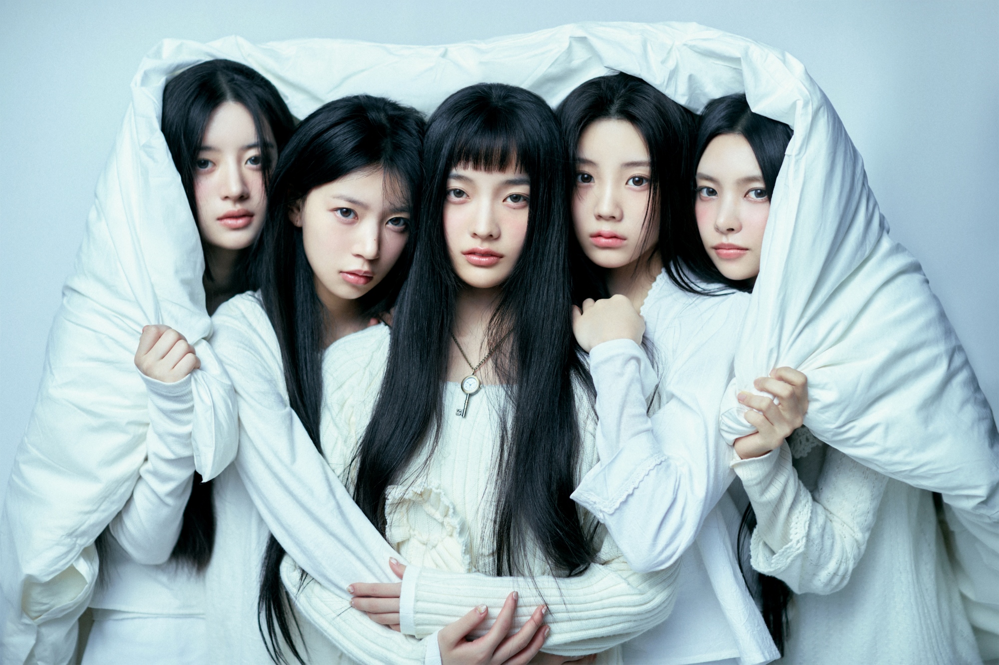 ”HYBEの末娘”ILLIT、1stミニアルバムより10代の感性をありのまま描く「Magnetic」MV公開｜(P)&(C) BELIFT LAB Inc.