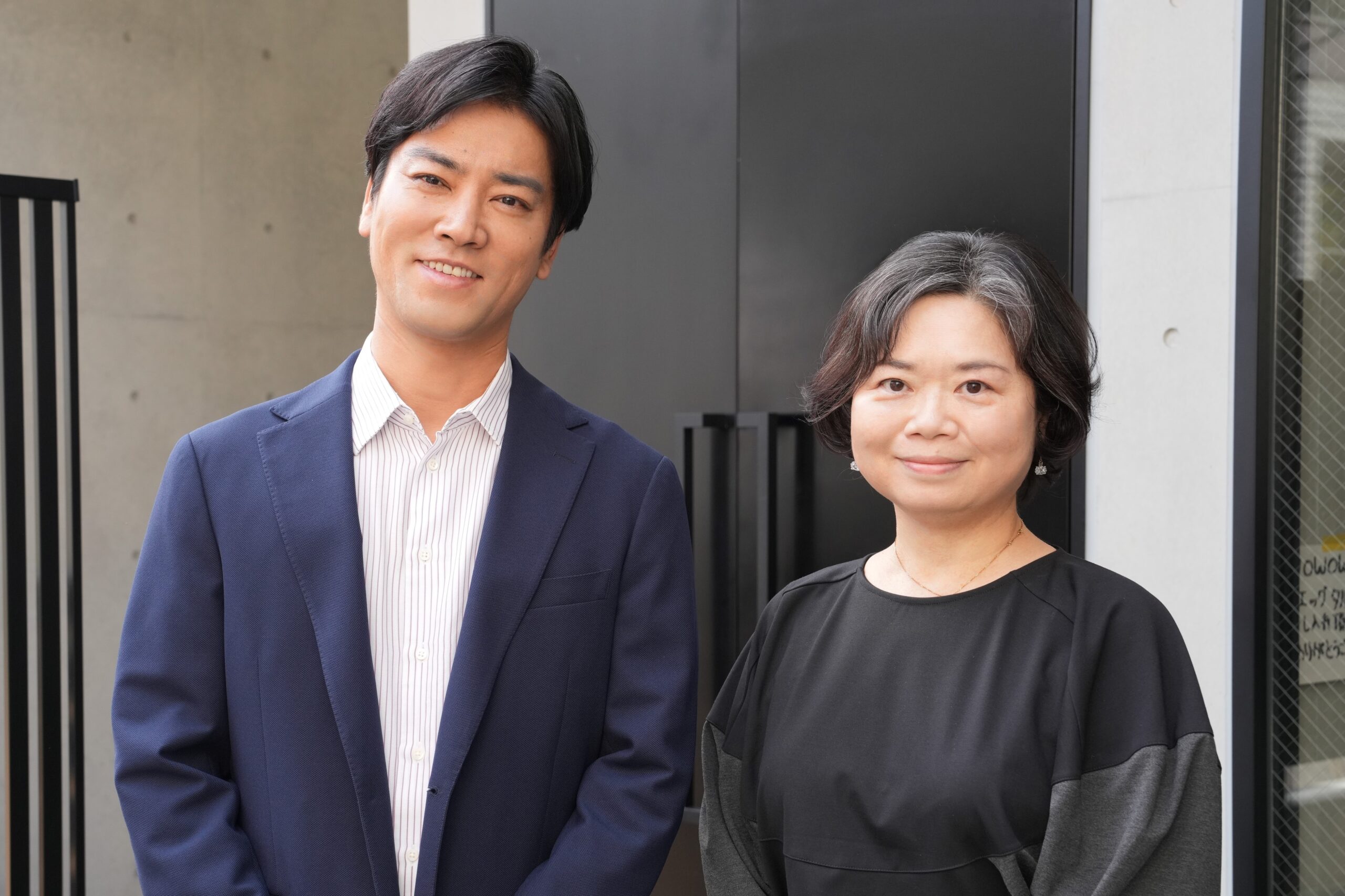 『連続ドラマW 坂の上の赤い屋根』撮影現場に原作者・真梨幸子が訪問、桐谷健太の凄さを語る｜