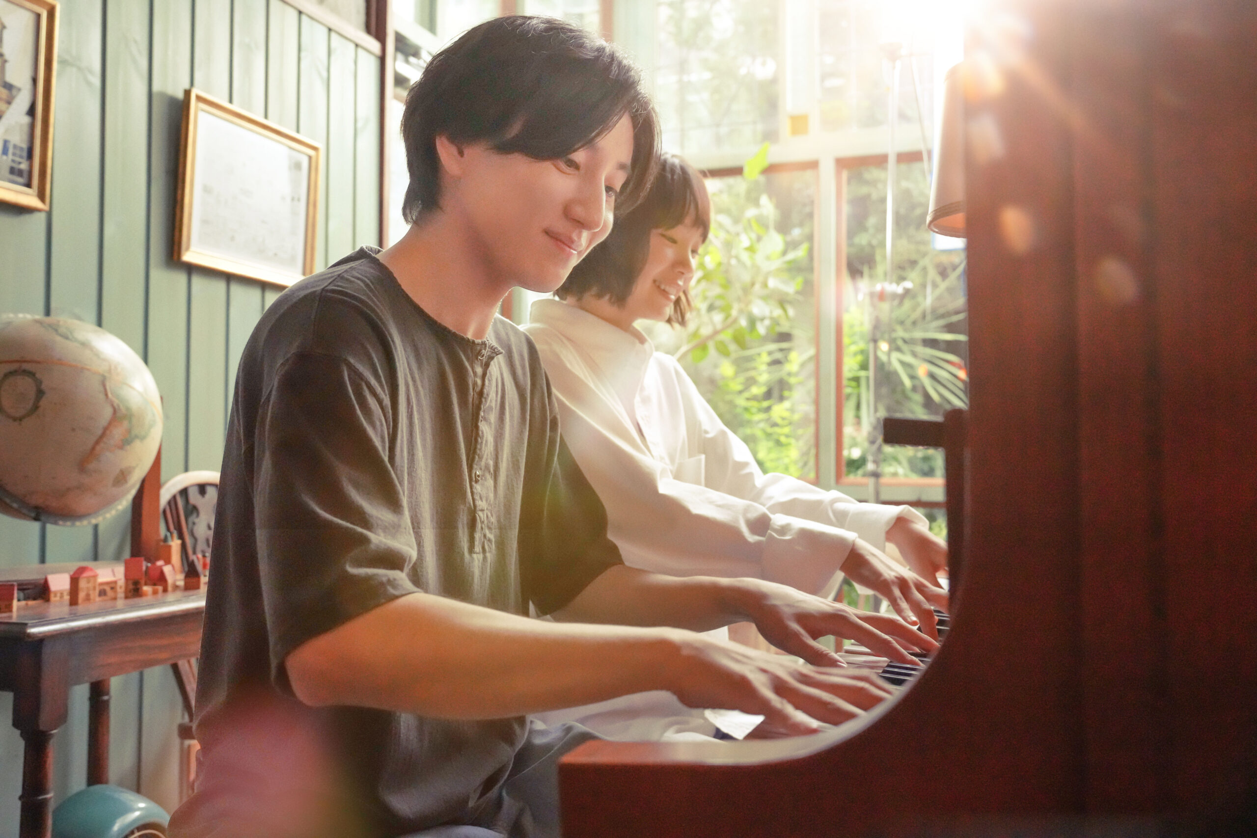 京本大我＆古川琴音が猛練習を重ねたピアノ連弾シーンも　映画『言えない秘密』新場面写真解禁｜©︎2024「言えない秘密」製作委員会