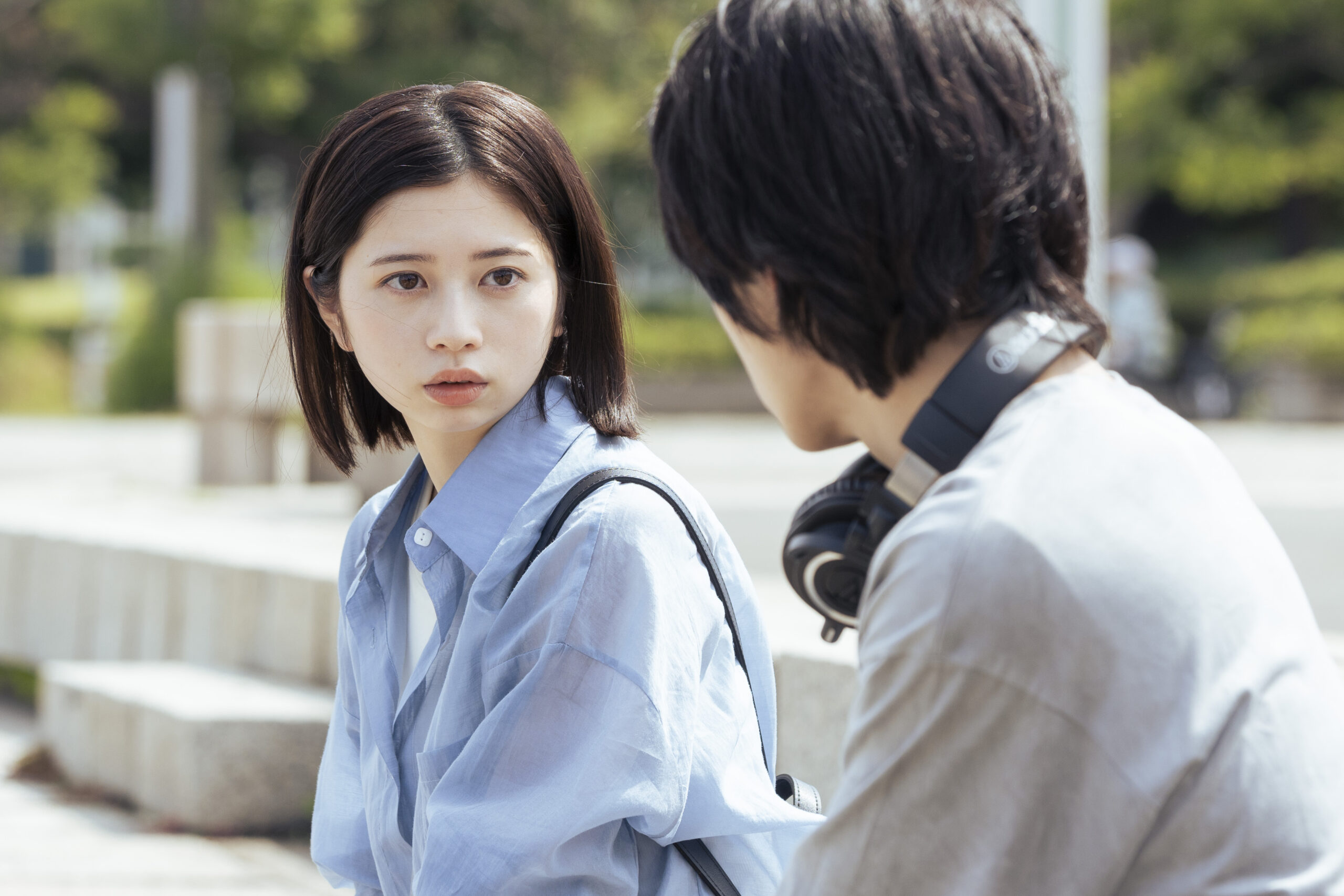 川西拓実をまっすぐ見つめる姿も、映画『バジーノイズ』桜田ひよりの場面写真解禁｜©︎むつき潤・小学館／「バジーノイズ」製作委員会
