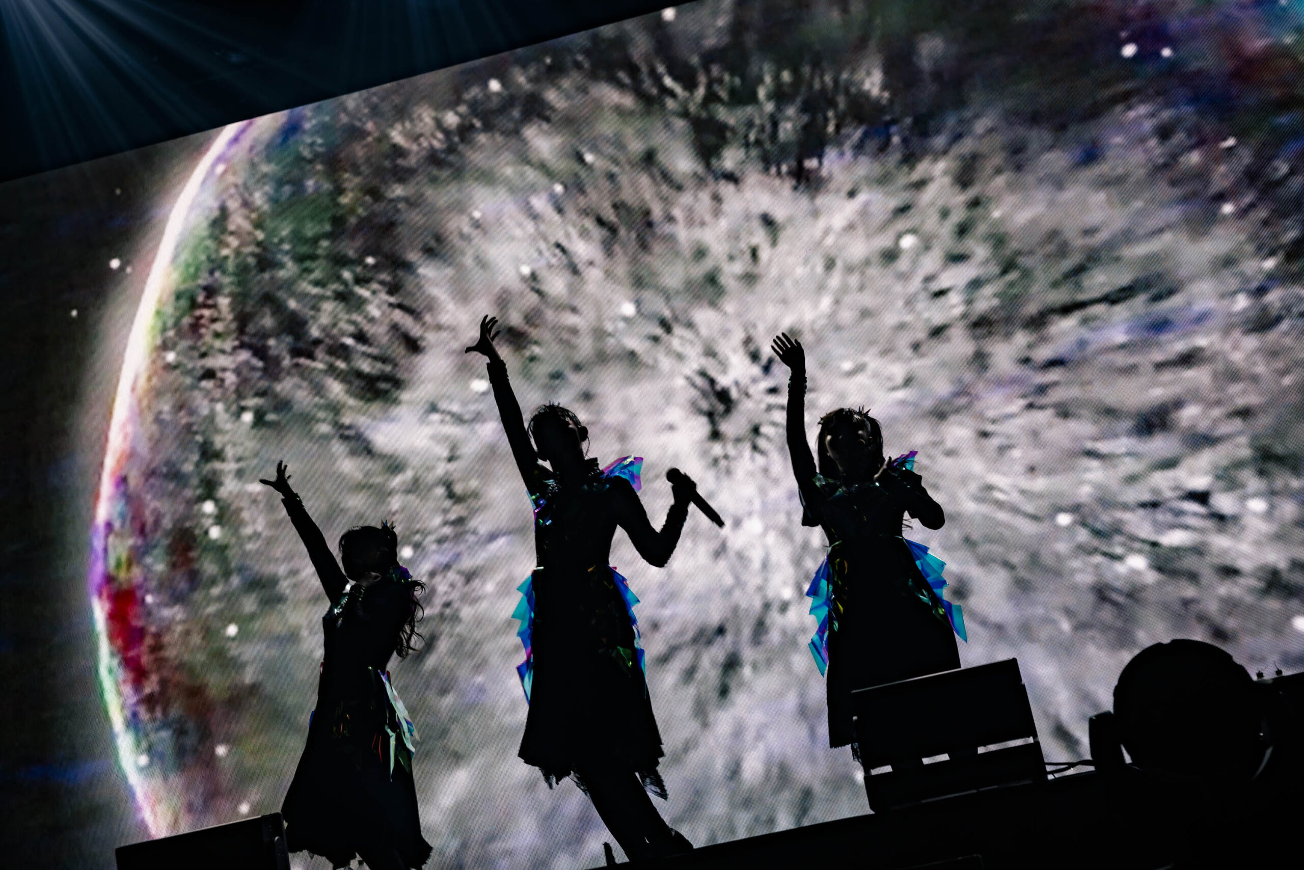 BABYMETALの初ライブフィルムが今夏公開、自身最大規模のワールドツアー沖縄公演を映画化｜「BABYMETAL WORLD TOUR FINAL IN JAPAN LEGEND - 43」より（Photo by Taku Fujii）