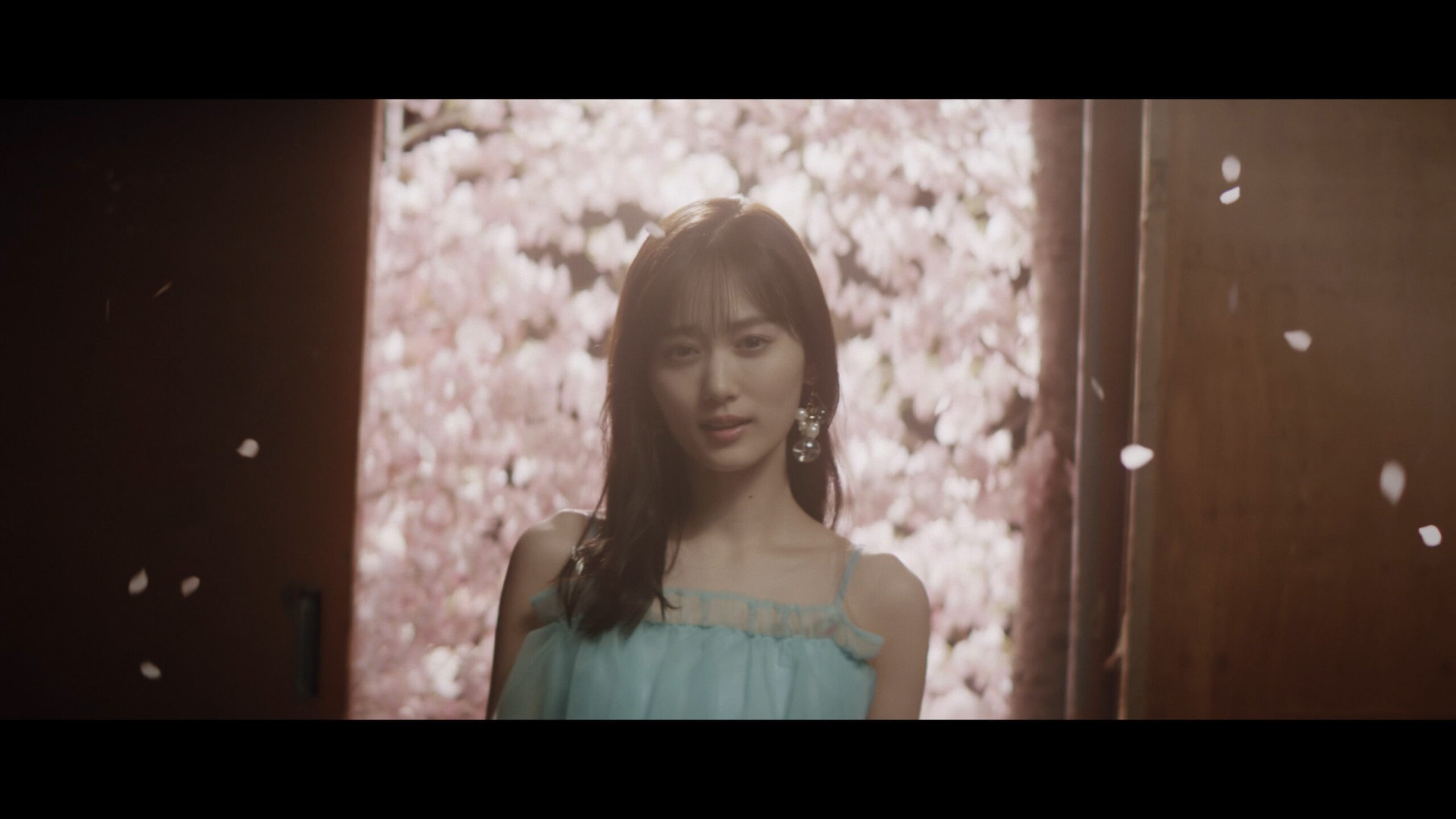 乃木坂46、新シングルより山下美月ソロ曲「夏桜」MV公開 監督は東市篤憲|