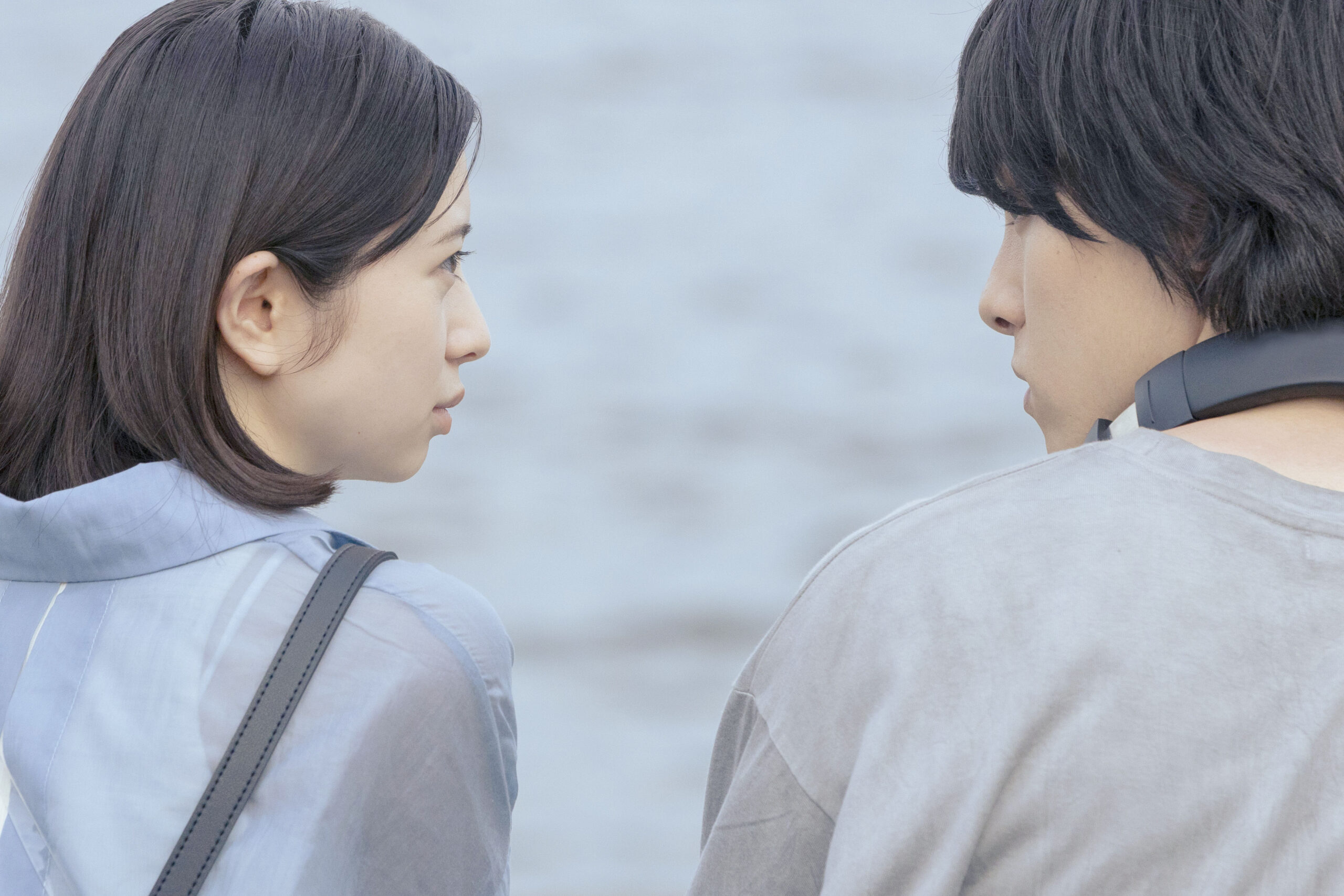 JO1川西拓実×桜田ひより『バジーノイズ』新映像解禁、2人の奇妙な共同生活のはじまりを映す｜©︎むつき潤・小学館／「バジーノイズ」製作委員会