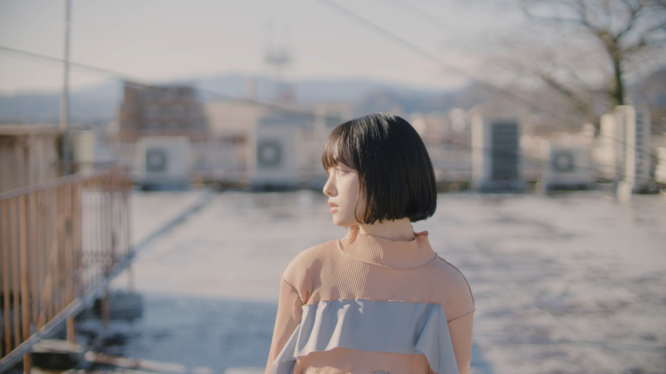 TOMOOが街中でナチュラルに佇む、江口のりこ主演ドラマ主題歌「あわいに」MV公開｜