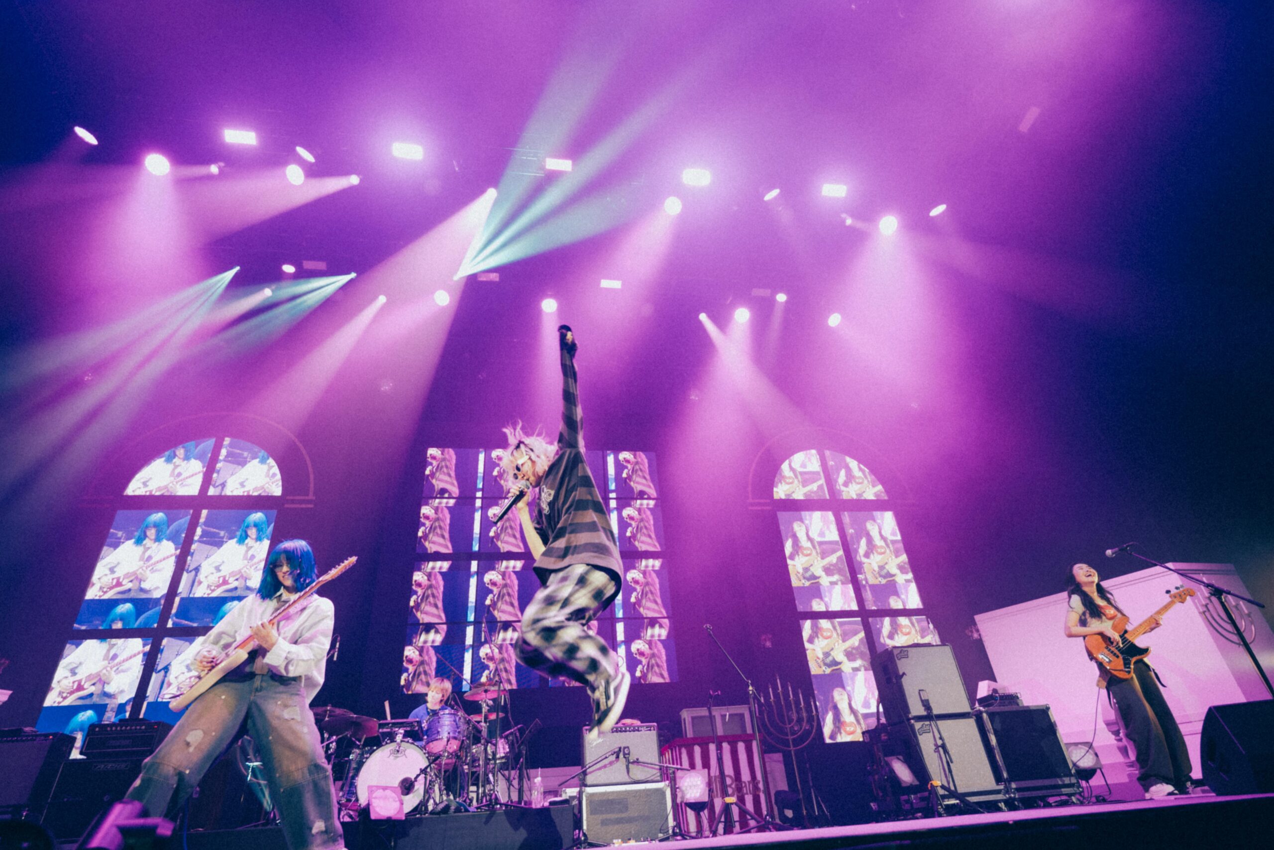 Chilli Beans.の初日本武道館ワンマンが映像作品化、フォトブック付きでライブ全編24曲収録｜