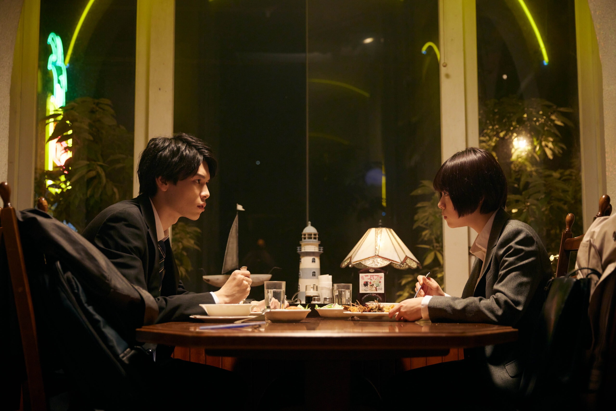 杉咲花×萩原利久が信頼関係を築きながら真相に向かう　映画『朽ちないサクラ』新場面写真解禁｜©︎2024 映画「朽ちないサクラ」製作委員会