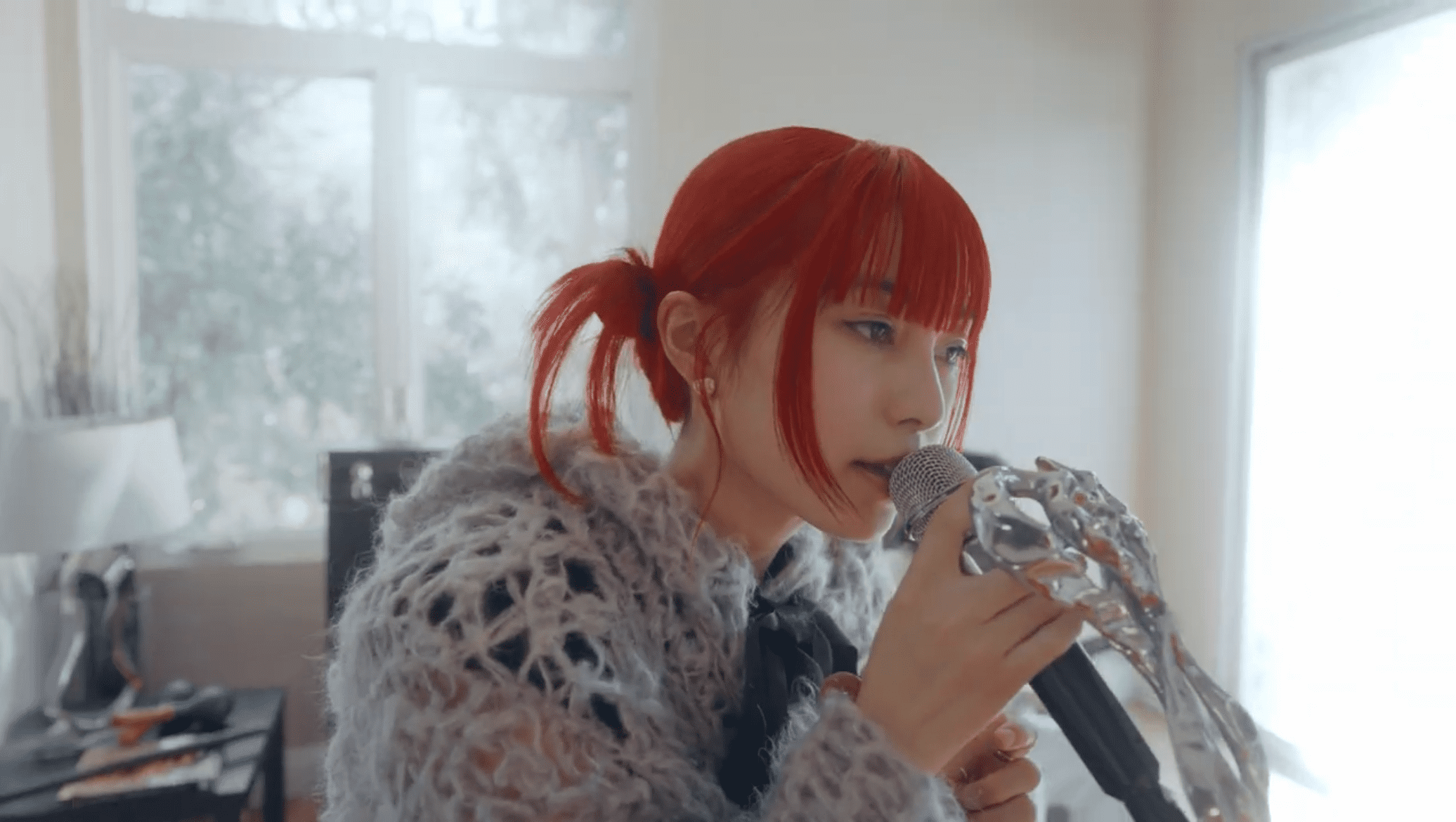a子、1stアルバム特典映像よりLAで撮影された「惑星」アコースティックライブ映像公開｜