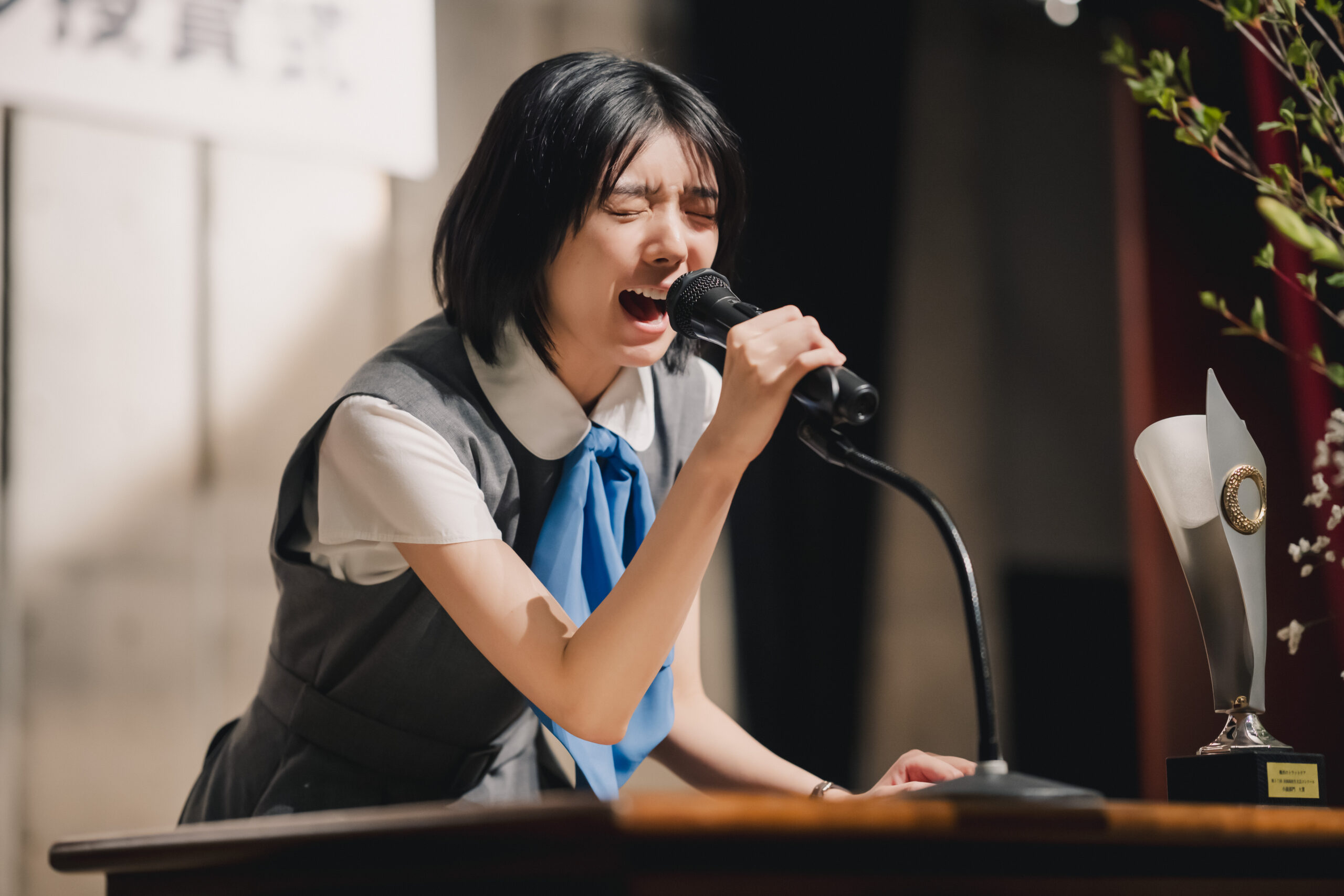 藤吉夏鈴が追跡し、隠れ、熱くスピーチ！『新米記者トロッ子』主人公が奮闘する場面写真解禁｜©︎2024「新米記者トロッ子　私がやらねば誰がやる！」製作委員会