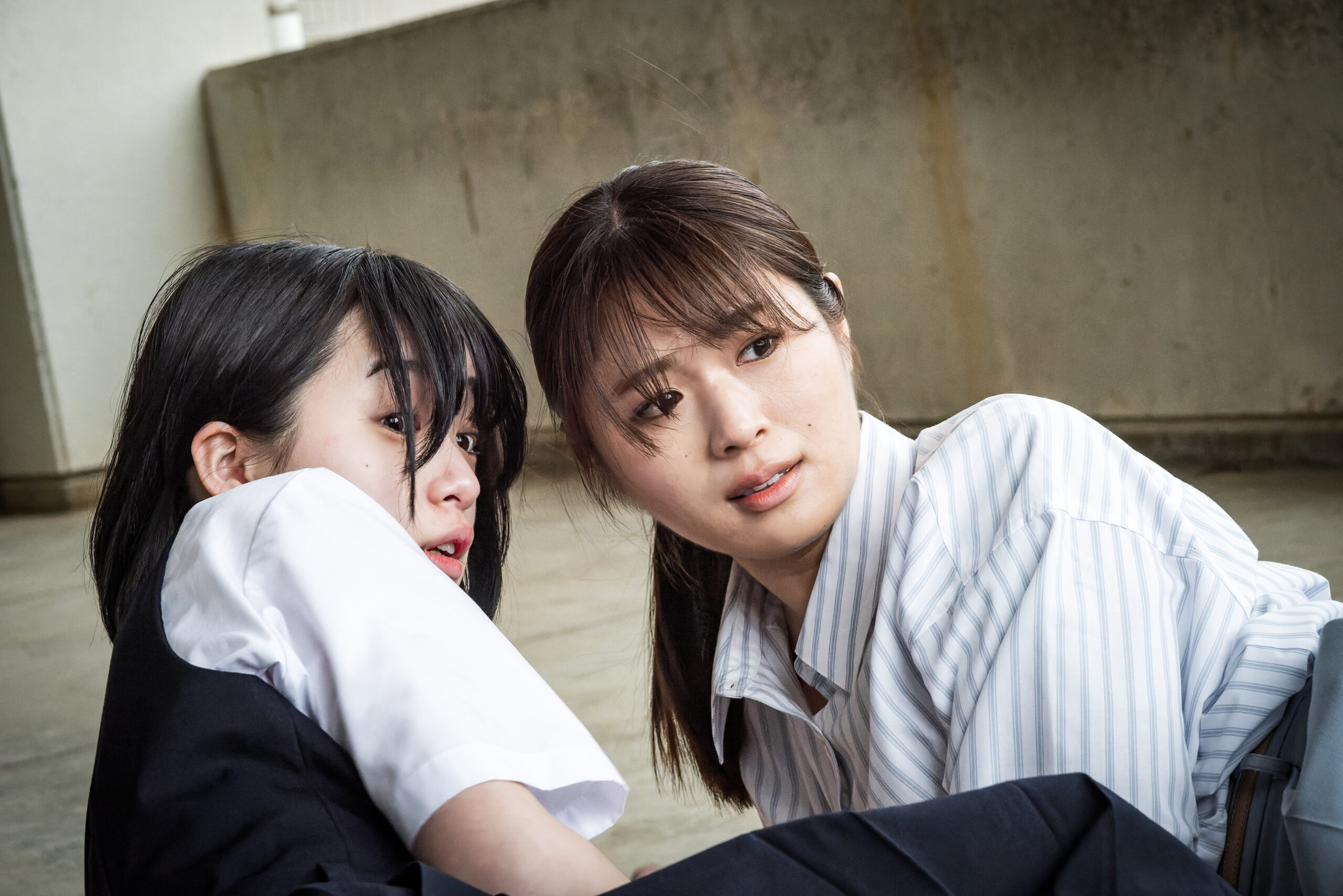 何者かに怯える渋谷凪咲と早瀬憩、映画『あのコはだぁれ？』清水崇ワールド全開の場面写真解禁｜©︎2024「あのコはだぁれ？」製作委員会　