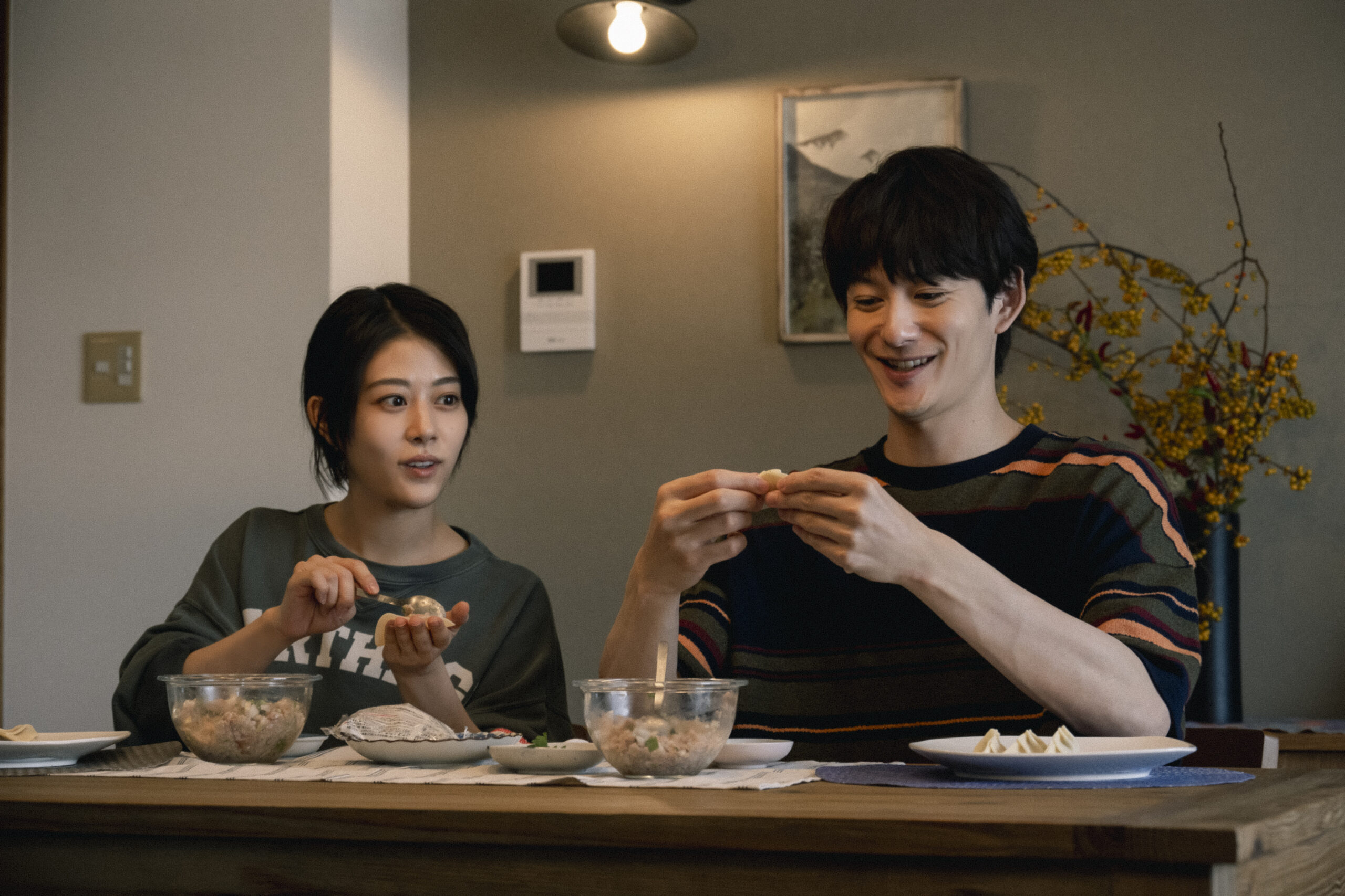 高畑充希＆岡田将生が夫婦の混沌を醸し出す、ドラマ『1122 いいふうふ』3話までの場面写真解禁｜©︎渡辺ペコ／講談社 ©︎murmur Co., Ltd.