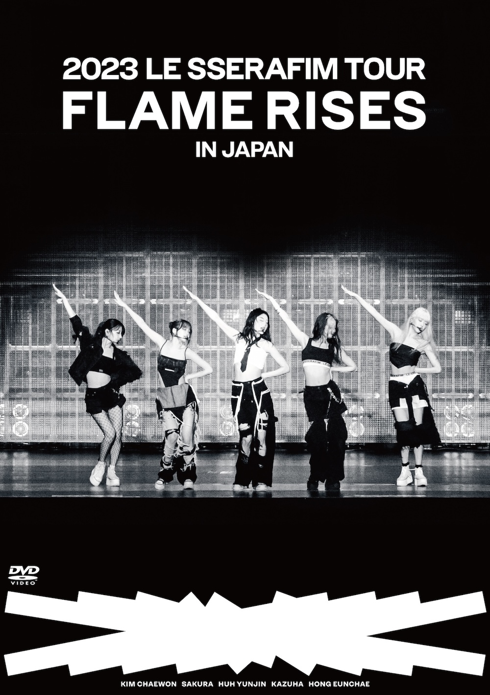 『2023 LE SSERAFIM TOUR ‘FLAME RISES’ IN JAPAN』通常盤DVDジャケット (P)&(C) SOURCE MUSIC