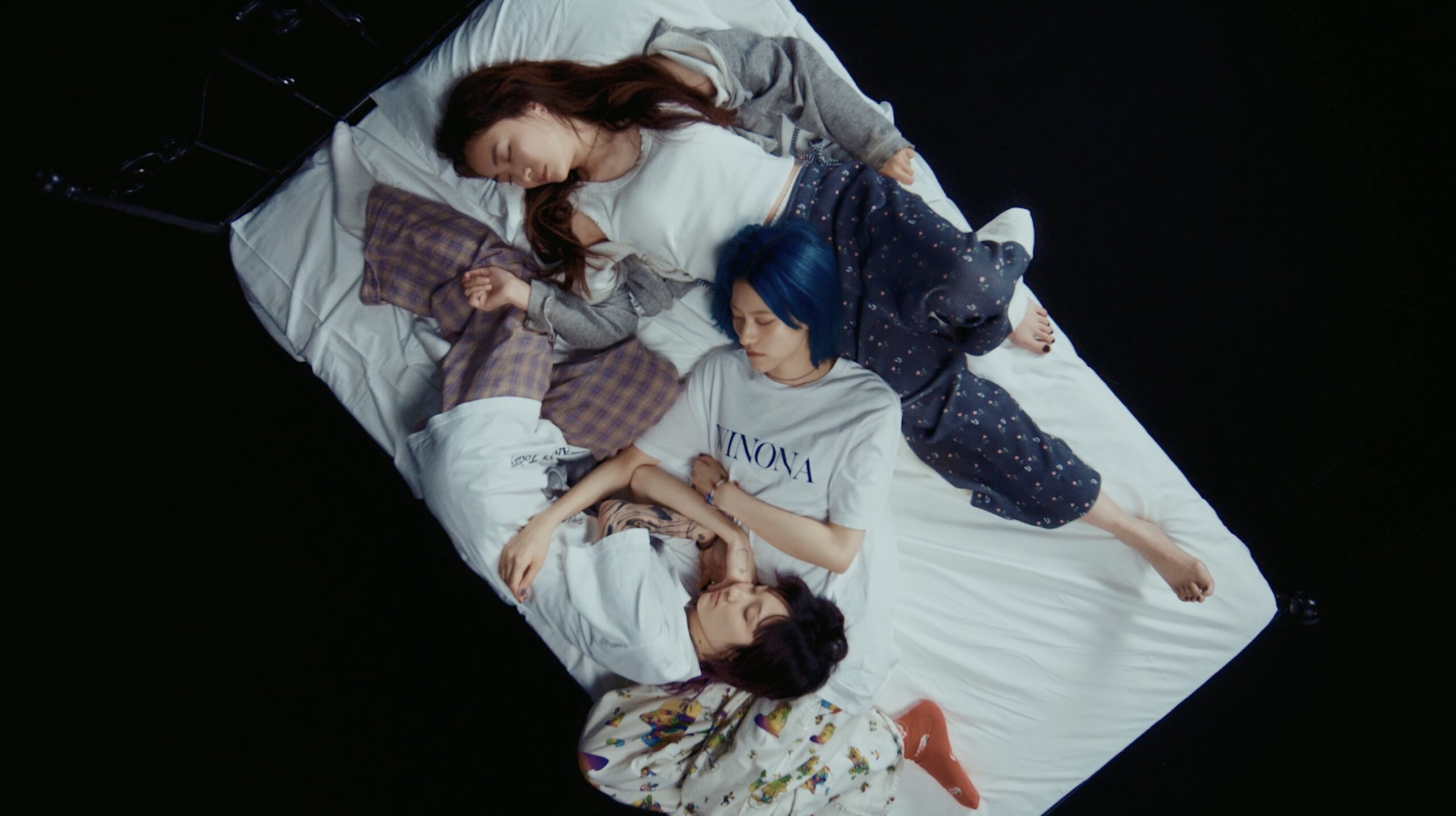 Chilli Beans.新曲「Mum」MV公開、舞台は“メンバーだけが知る自由でクレイジーな世界”｜