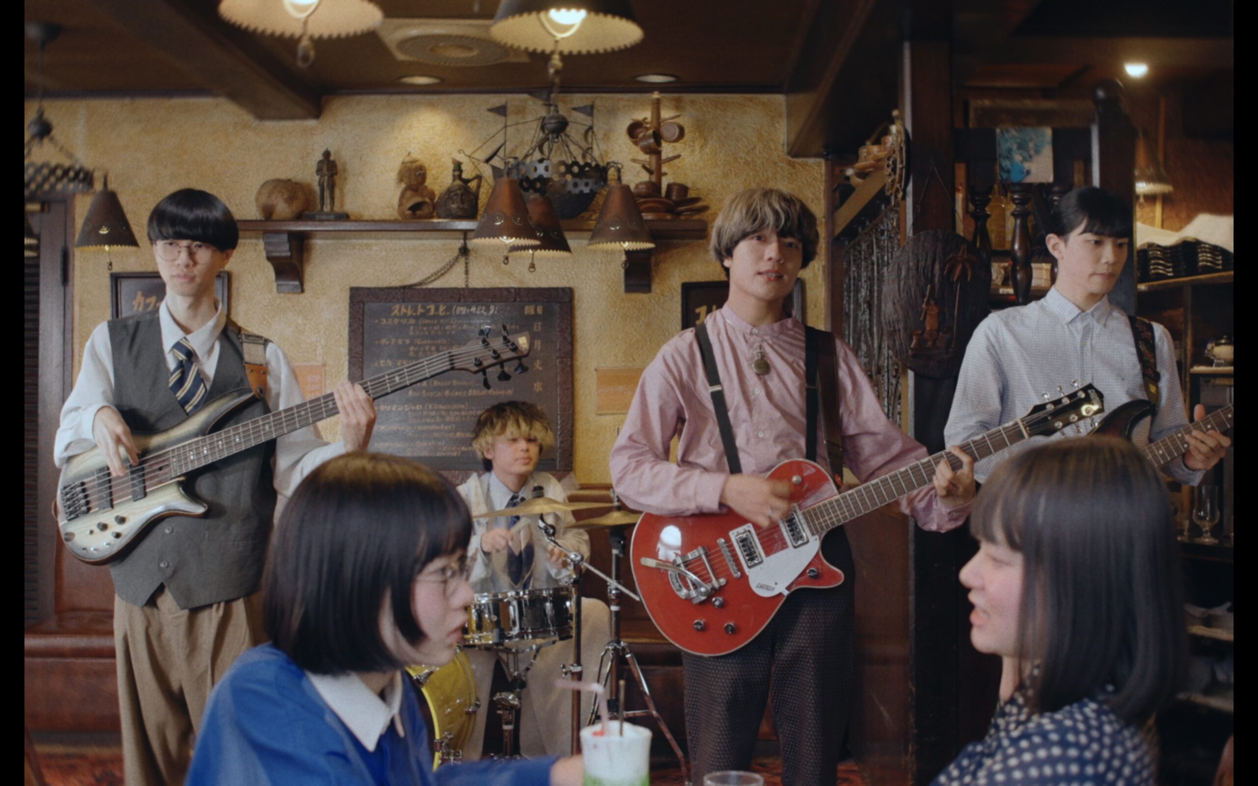 クジラ夜の街、2nd EPより「失恋喫茶」MVプレミア公開　Vo&Gt宮崎の妄想を全て具現化｜