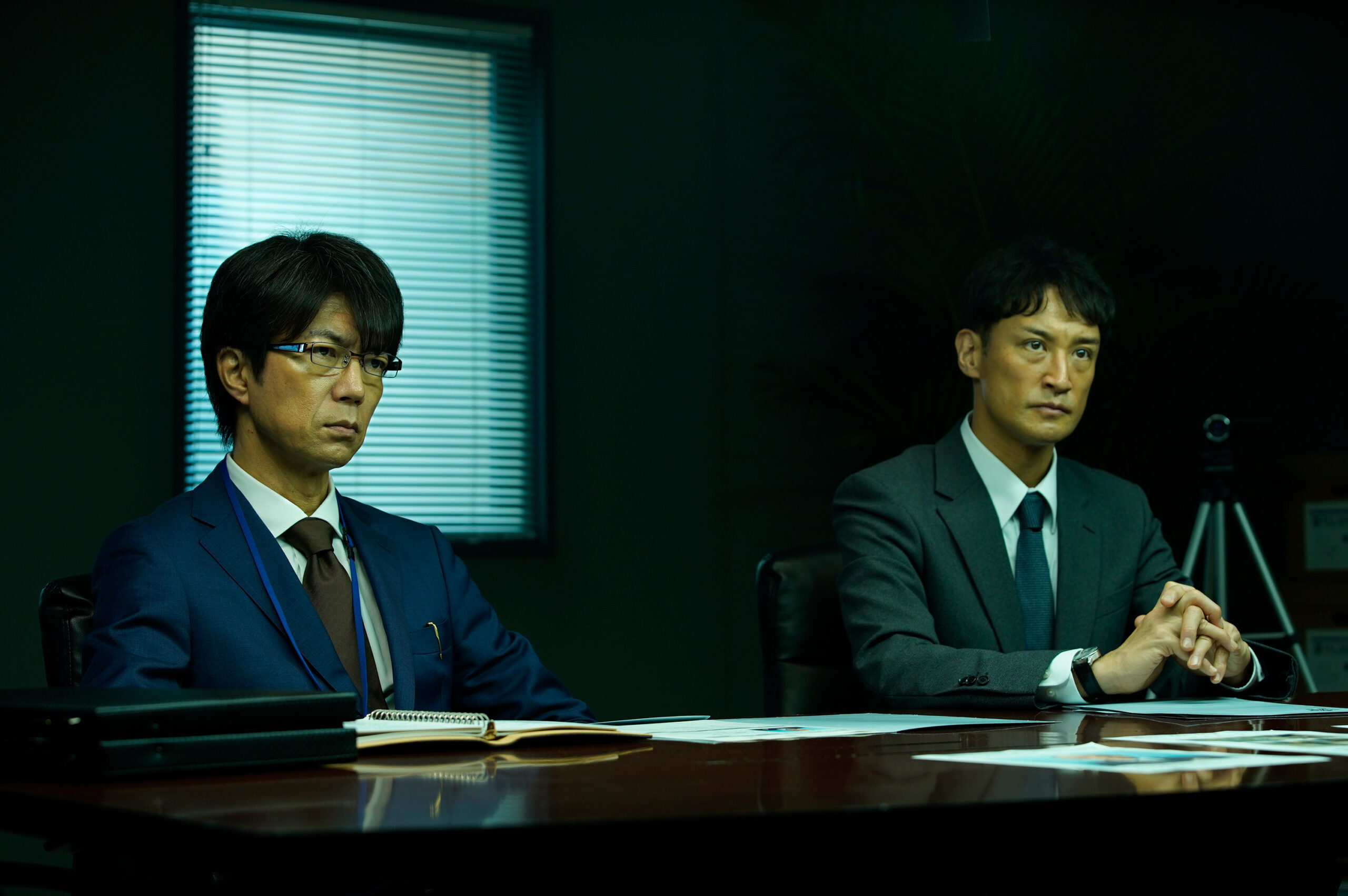 松岡昌宏主演『連続ドラマＷ 密告はうたう２』予告解禁、一通の密告書が“ジンイチ”を追い詰める｜