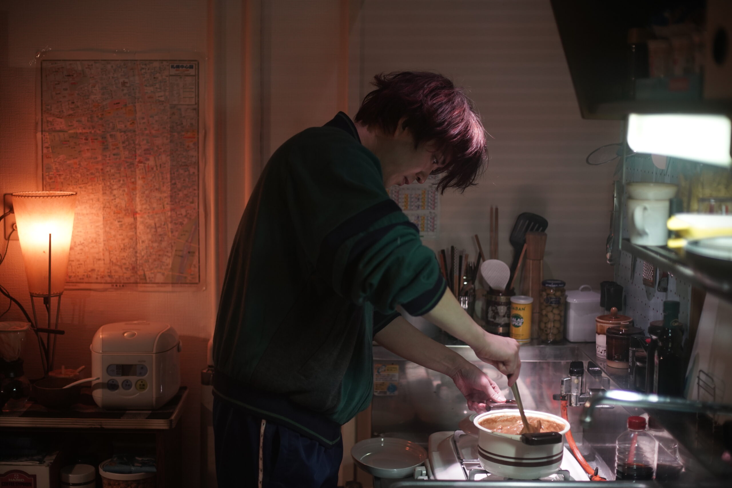 赤髪の若葉竜也が恋人のためにカレー作り、奥山大史最新作『ぼくのお日さま』新シーン写真解禁｜(C)2024「ぼくのお日さま」製作委員会／COMME DES CINÉMAS 