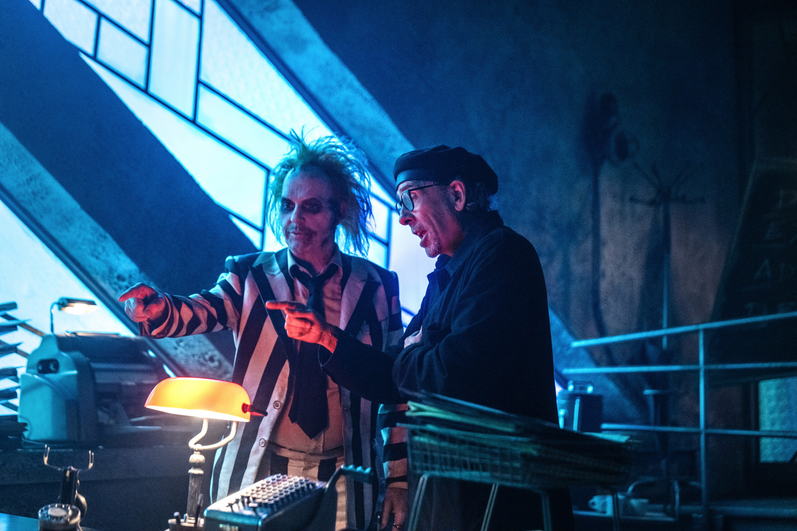 『ビートルジュース ビートルジュース』本日誕生日迎えたティム・バートンのメイキング写真解禁｜©︎ 2024 Warner Bros. Ent. All Rights Reserved
