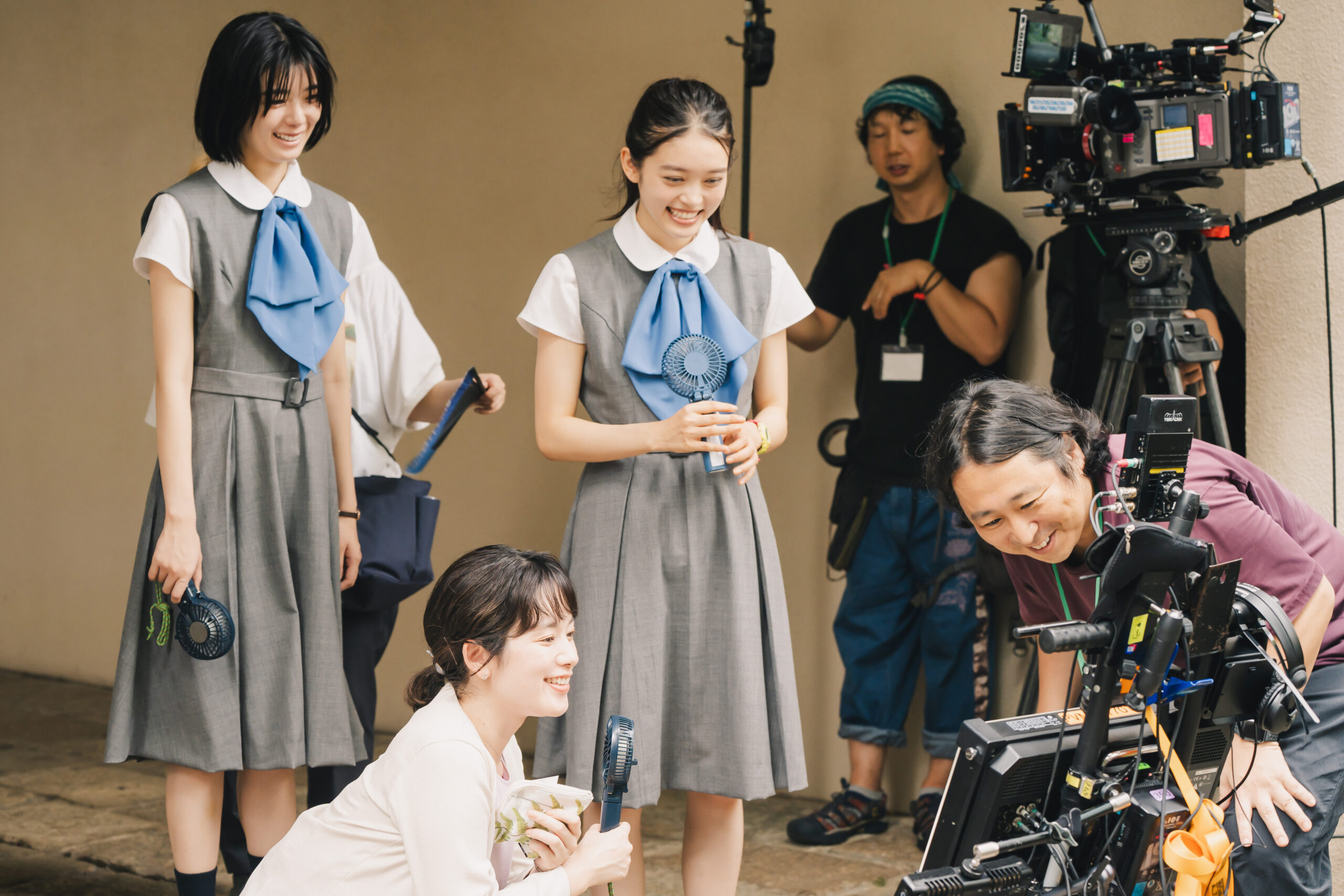 小林啓一監督が現場で感じた藤吉夏鈴らの魅力とは？『新米記者トロッ子』公式インタビュー到着｜©︎2024「新米記者トロッ子 私がやらねば誰がやる！」製作委員会