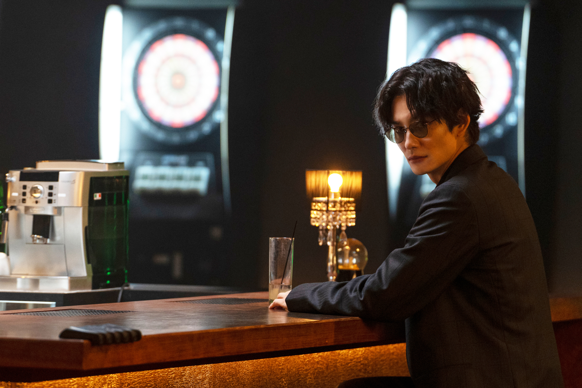 出所した“天才詐欺師”岡田将生を追う者とは？『アングリースクワッド』冒頭映像解禁｜©︎2024アングリースクワッド製作委員会