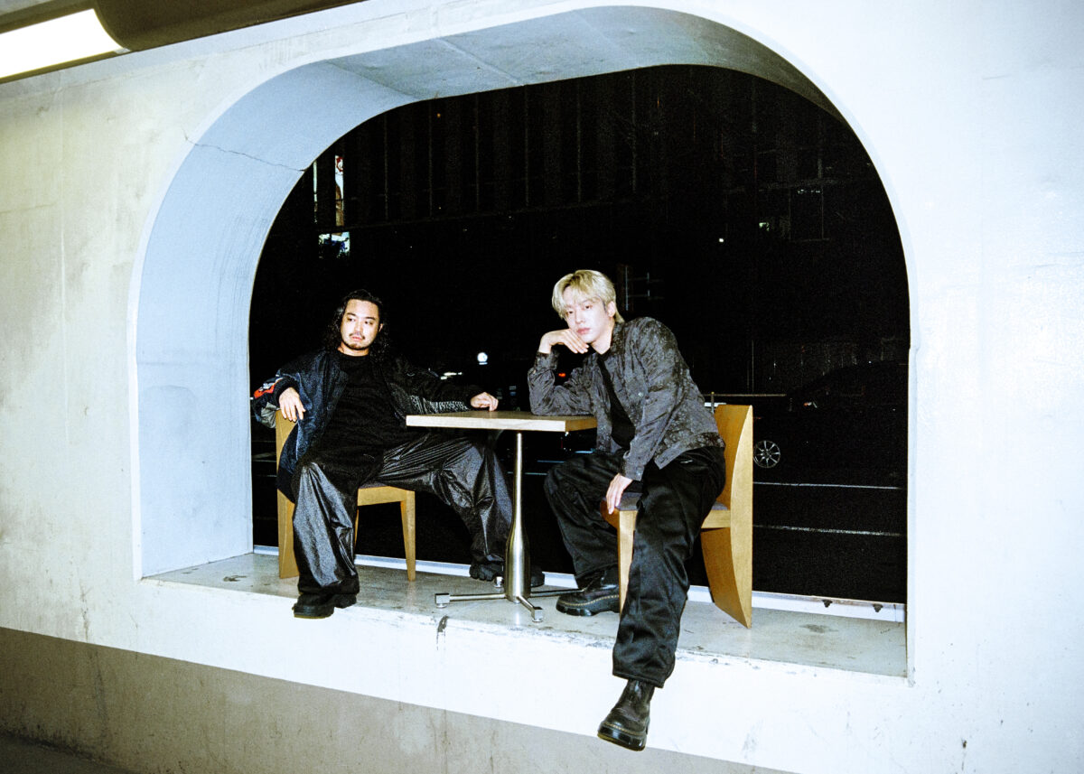 Creepy Nuts最新曲「オトノケ」MV公開、カオティックな世界をMasaki