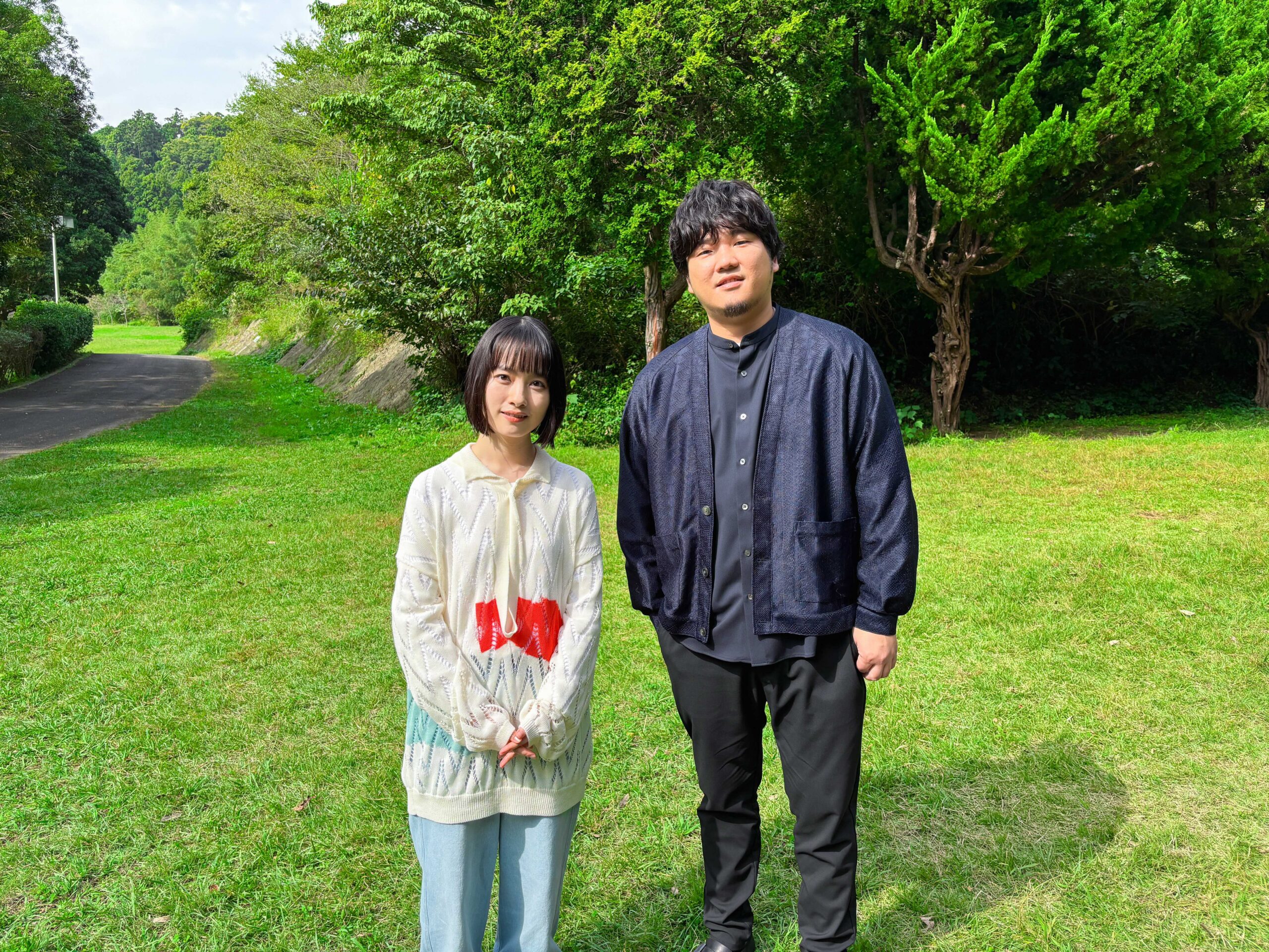 秦 基博×TOMOOコラボ曲「青葉」MV公開、二つの“窓”を用いてそれぞれの姿を描く｜