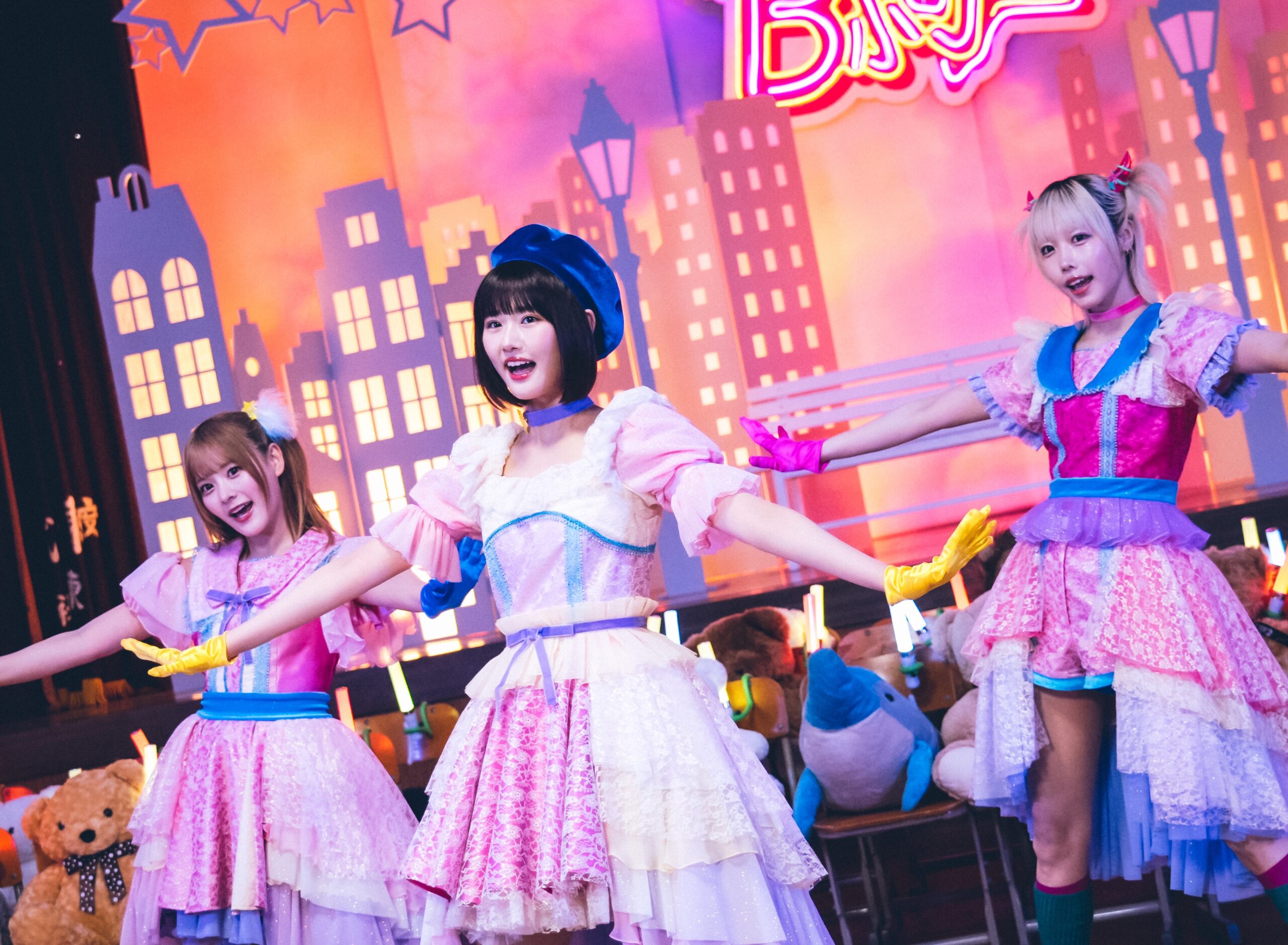 【推しの子】B小町が実写で魅せる、本編未収録の「サインはB」ライブパフォーマンス映像公開｜©︎赤坂アカ×横槍メンゴ／集英社・東映 ©︎赤坂アカ×横槍メンゴ／集英社・2024 映画【推しの子】製作委員会