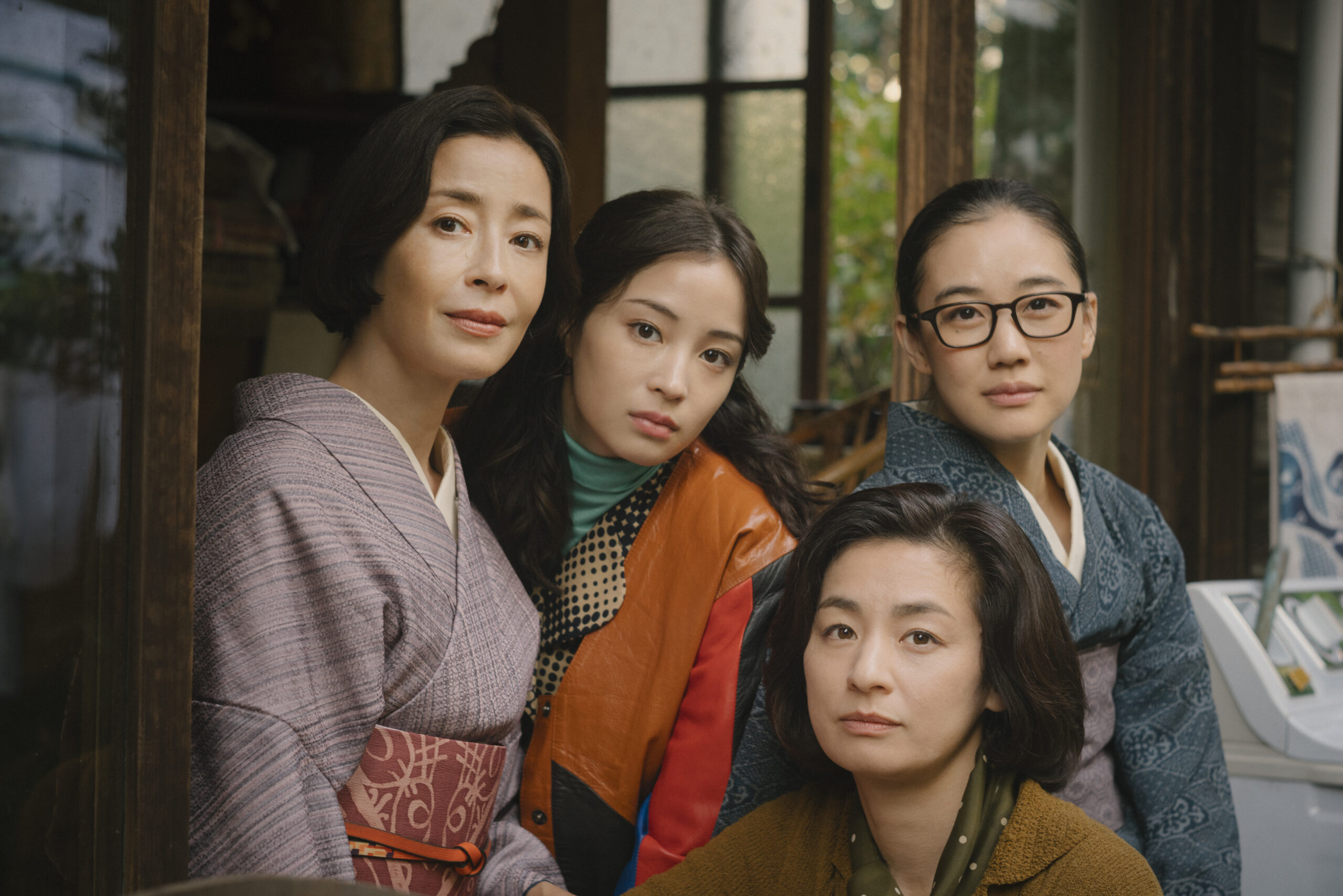 『阿修羅のごとく』宮沢りえ×尾野真千子×蒼井優×広瀬すずに不穏が訪れる場面写真一挙解禁｜