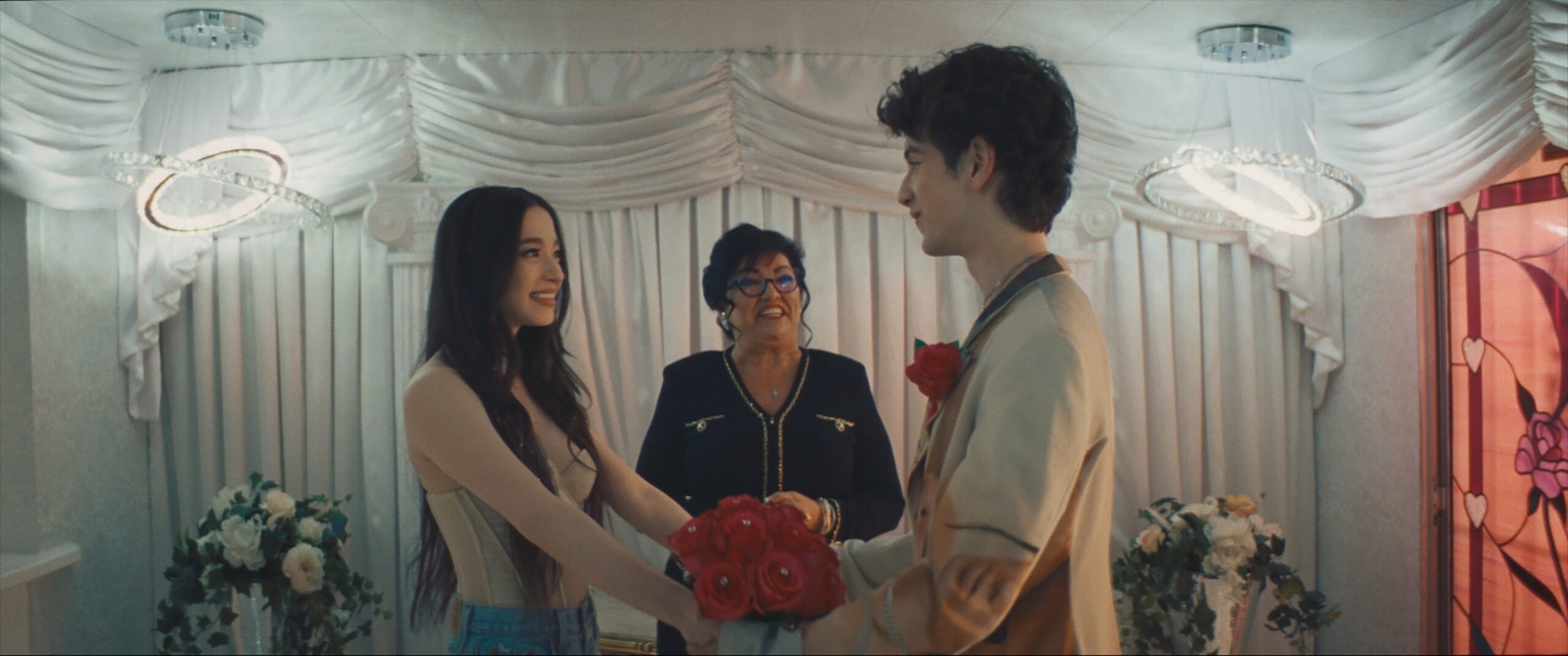 まさに“人生最高の日”、映画『ANORA アノーラ』ドライブスルー教会での挙式シーン解禁｜©︎2024 Focus Features LLC. All Rights Reserved. ©︎Universal Pictures