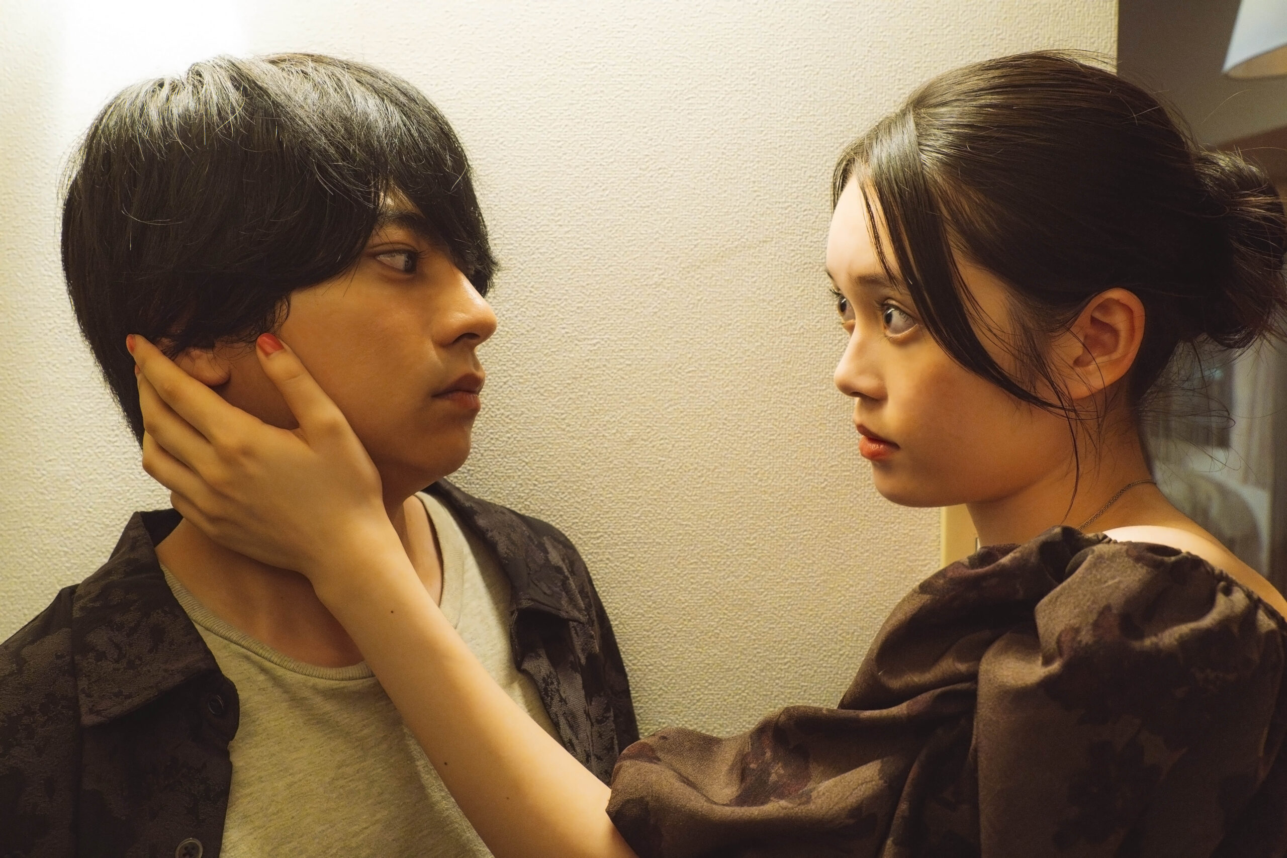 佐藤勝利×髙石あかりW主演『アポロの歌』1話場面写真解禁、豪華レギュラーキャストも明らかに｜©︎「アポロの歌」製作委員会・MBS