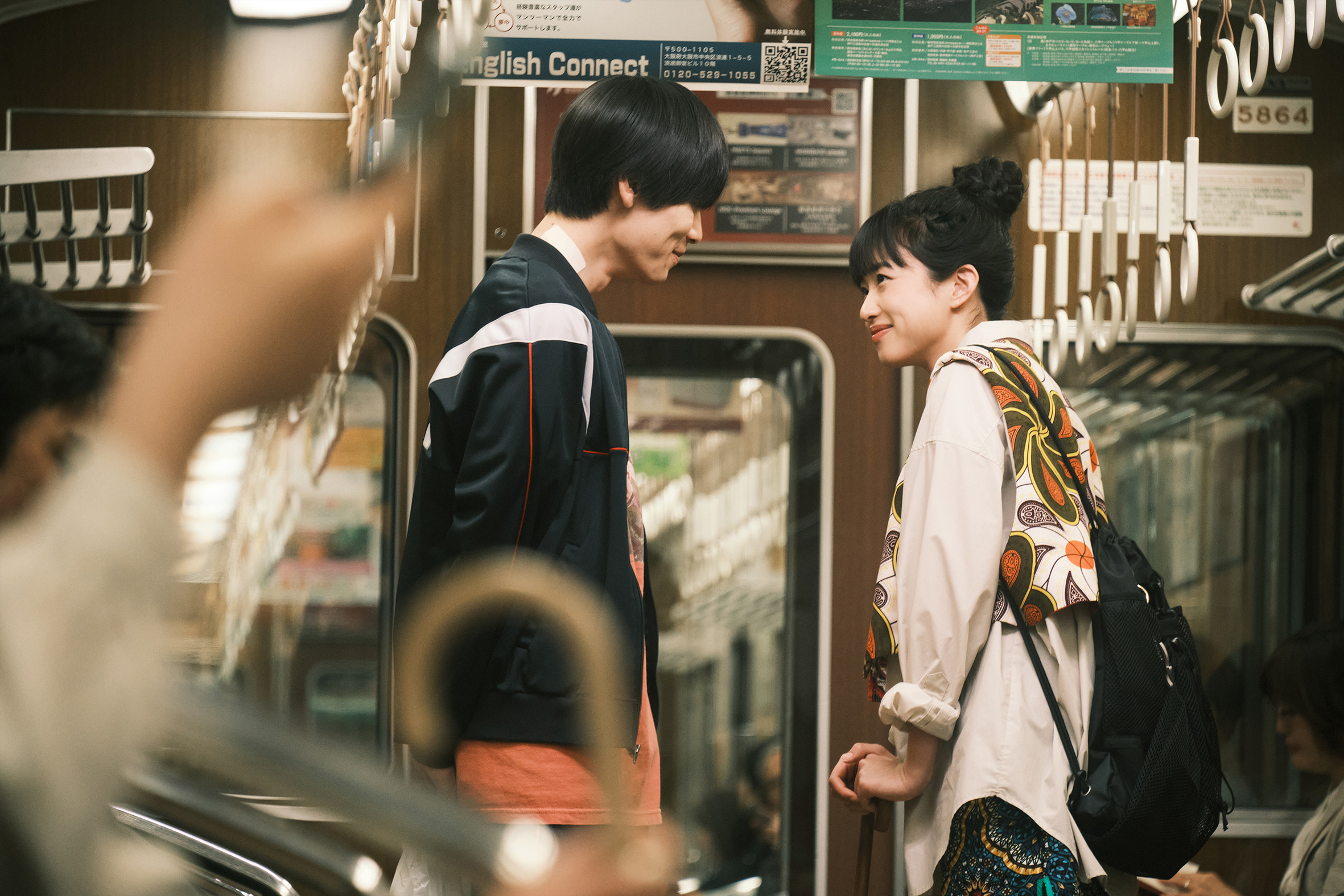 河合優実のお団子姿に釘付けの萩原利久、映画『今日の空が一番好き、とまだ言えない僕は』場面写真｜©︎2025「今日の空が一番好き、とまだ言えない僕は」製作委員会