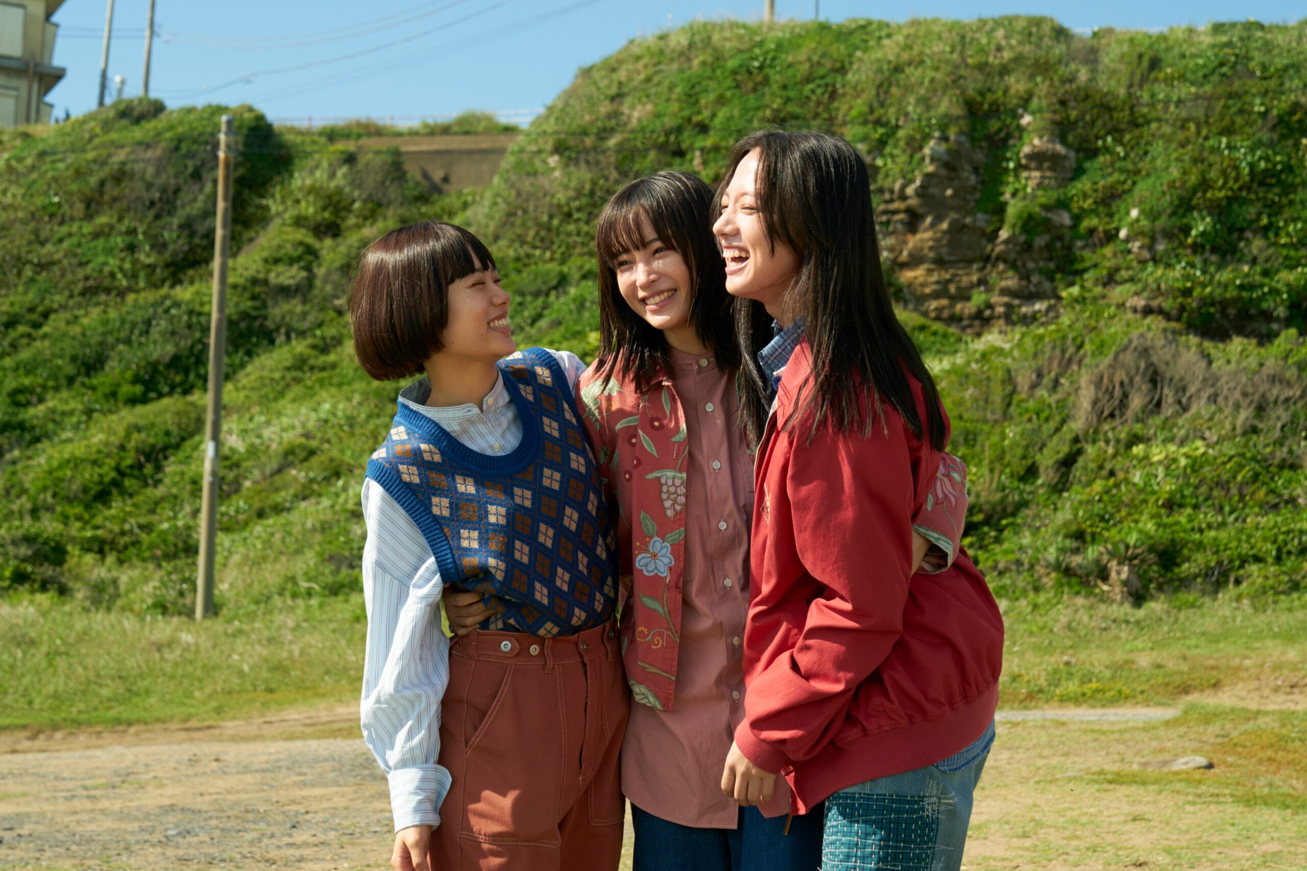 強い絆でかけがえのない時間を過ごす広瀬すず×杉咲花×清原果耶　映画『片思い世界』場面写真解禁｜©︎2025『片思い世界』製作委員会