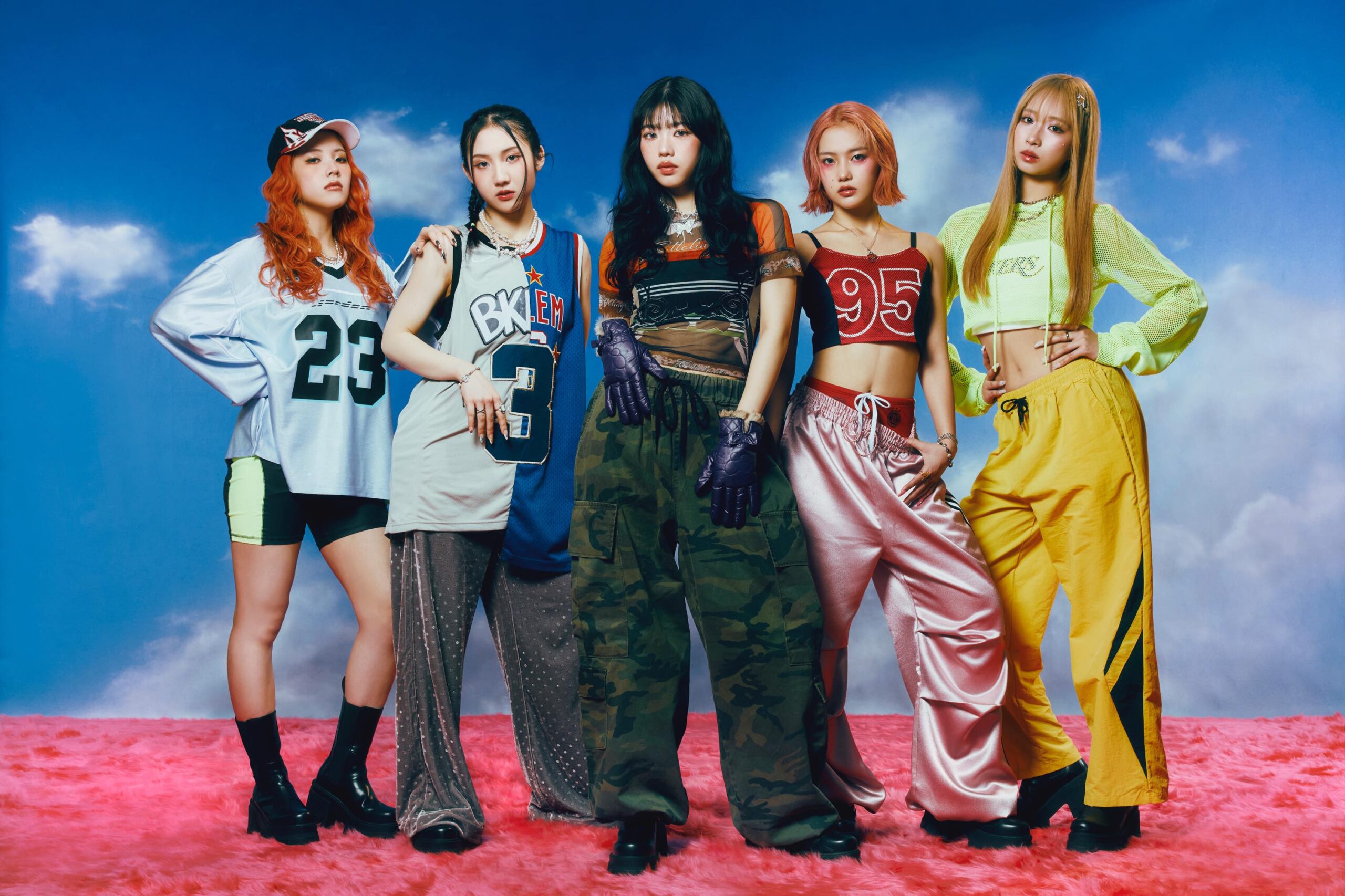 UN1CONが新アー写で“自由”と“エネルギー”を表現、ダイナミックに跳び回る新曲ジャケットも｜