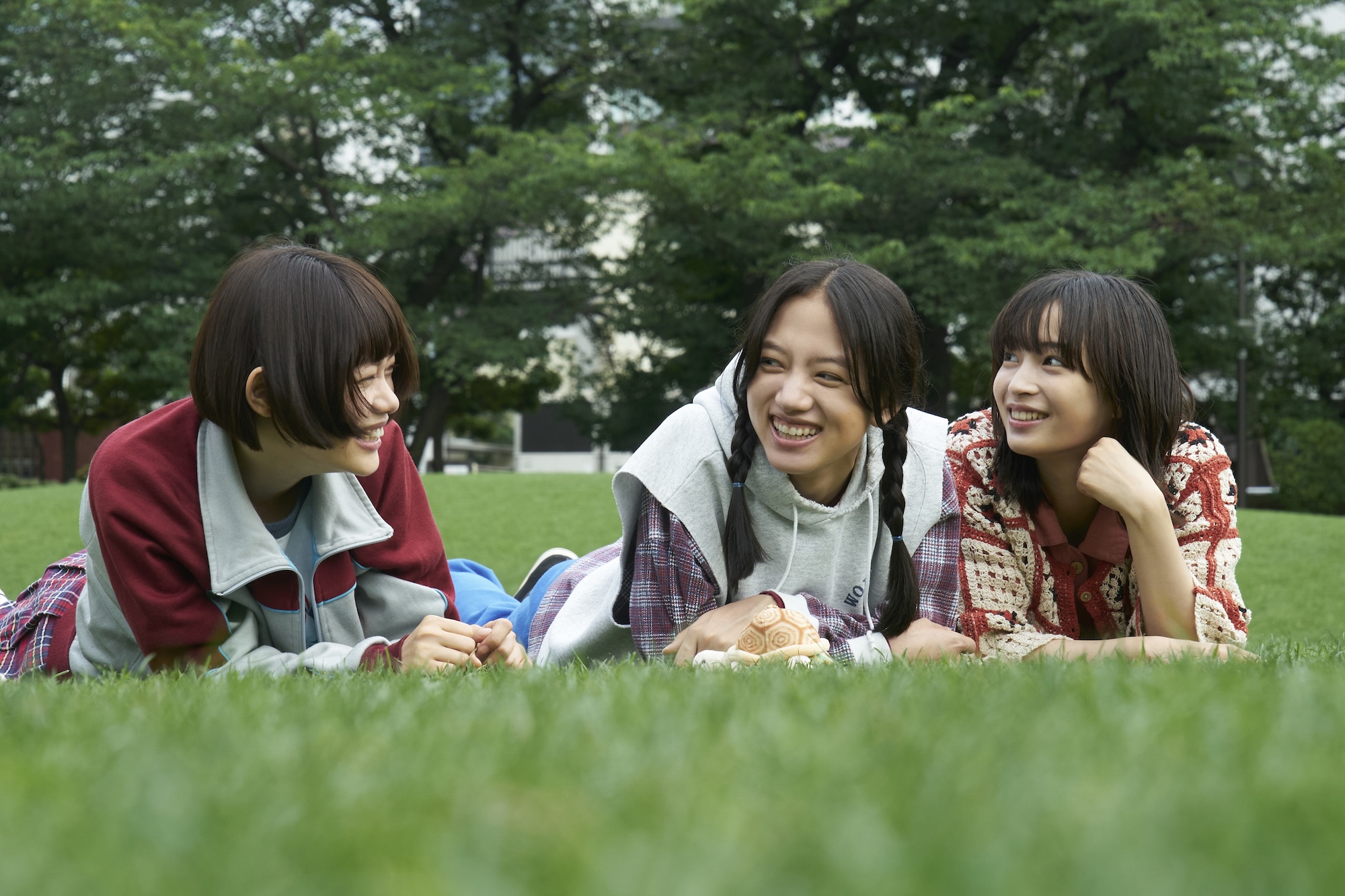 常に同じ時間を共有していた広瀬すず×杉咲花×清原果耶、映画『片思い世界』メイキング写真解禁｜©︎2025『片思い世界』製作委員会