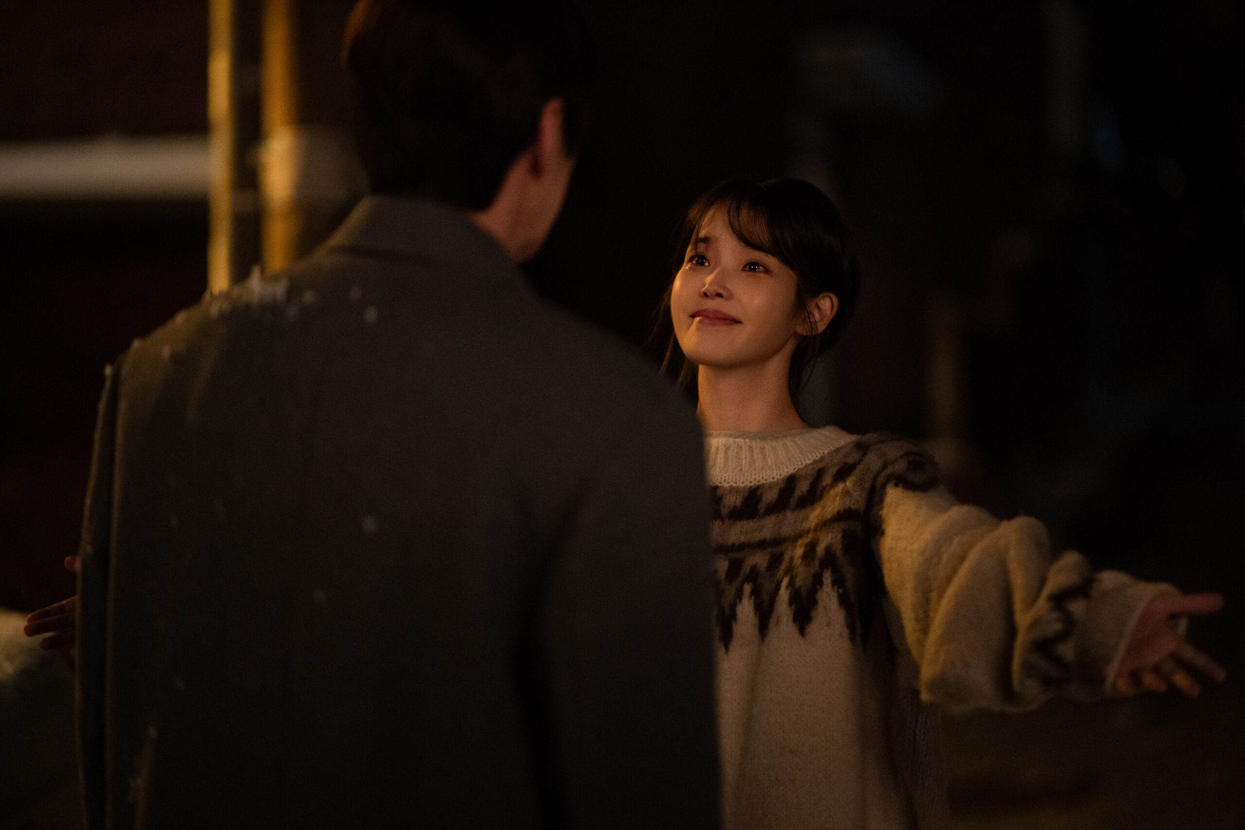 舞台は1990年代へ、成長した娘役のIUが恋に奮闘するNetflix『おつかれさま』最新予告解禁｜