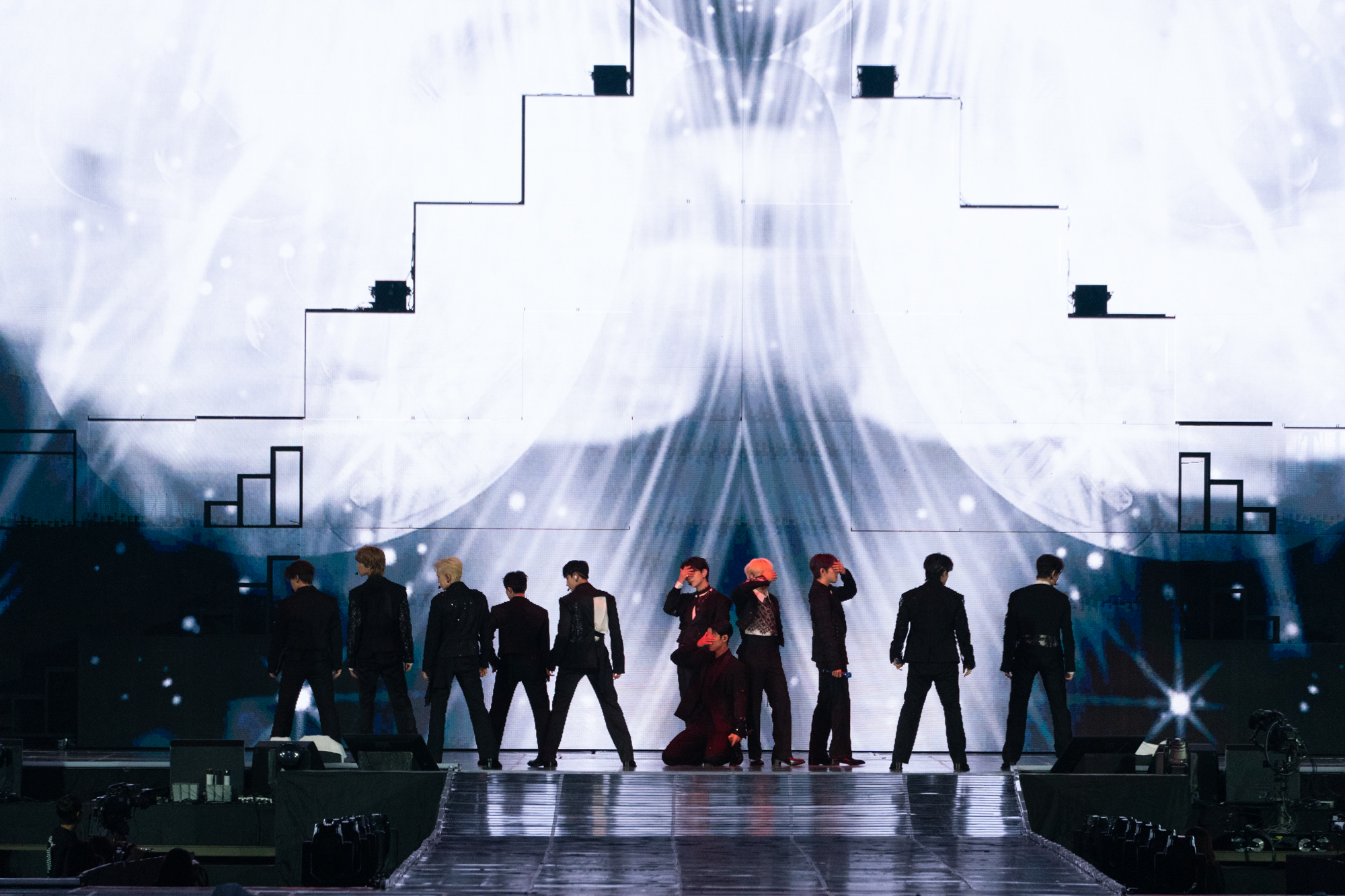 SEVENTEENのワールドツアーを映画化『RIGHT HERE』日本限定パフォーマンスカット解禁｜ⓒ 2025 PLEDIS & HYBE. & CJ 4DPLEX Co., Ltd.