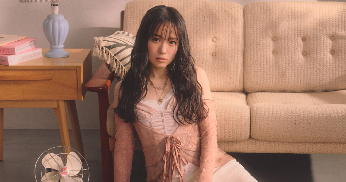 西野カナが新ビジュアルでウェービーなロングヘアに、コーデは旅を感じ