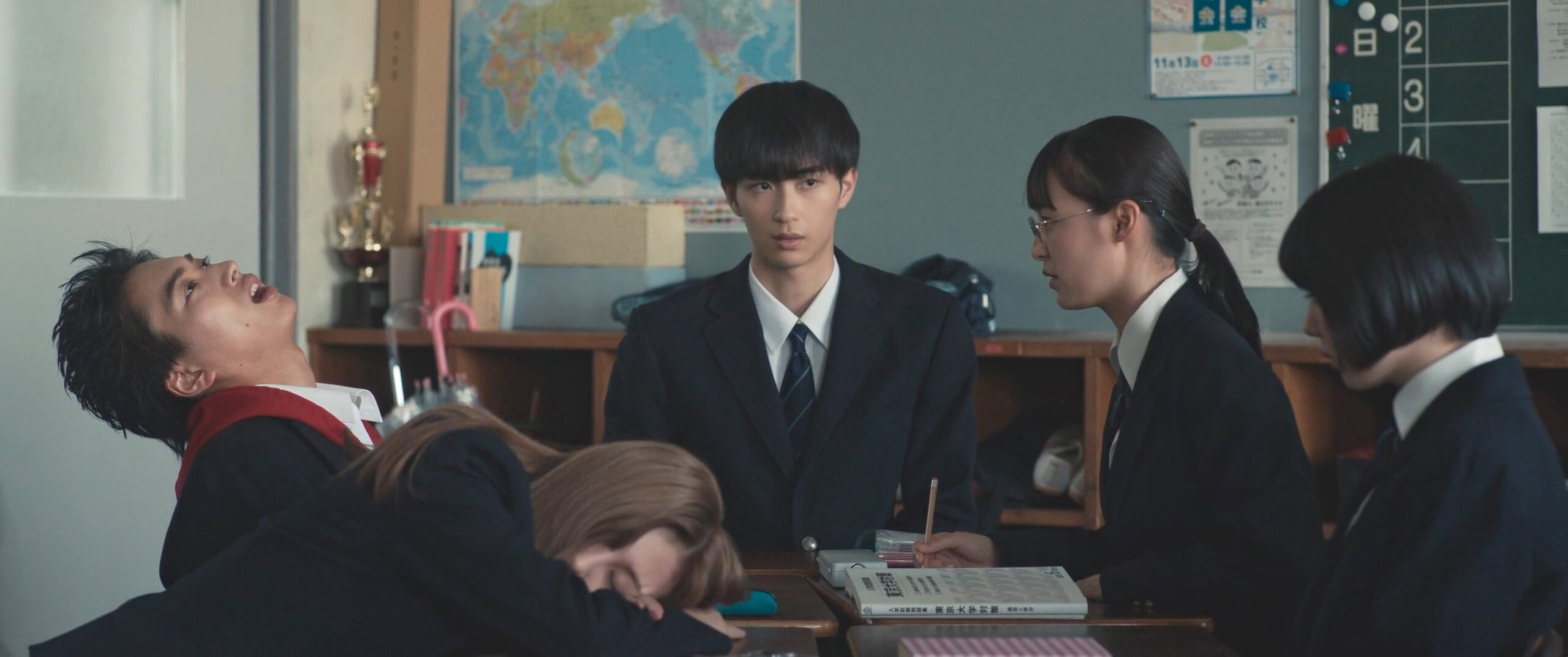 映画『6人ぼっち』新場面写真解禁、野村康太らの修学旅行は広島らしからぬチグハグさ｜©︎ 2025『6人ぼっち』製作委員会