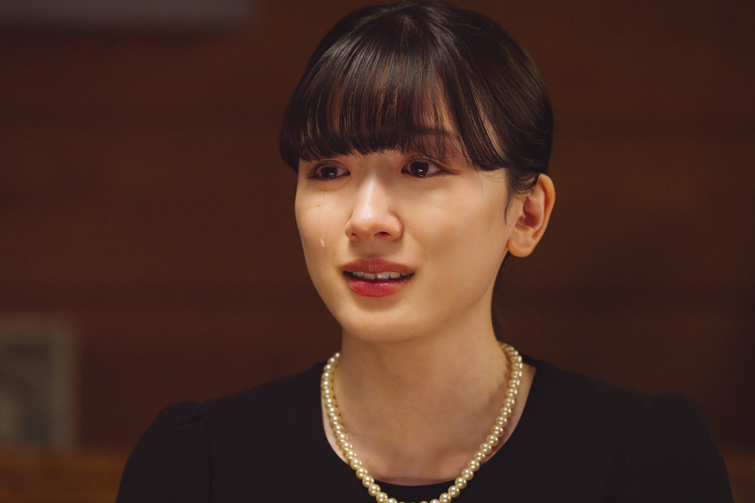 永野芽郁の喜怒哀楽が爆発する『かくかくしかじか』新カット解禁、床に倒れ込む“限界OL姿”も｜©︎東村アキコ／集英社　©︎2025 映画「かくかくしかじか」製作委員会