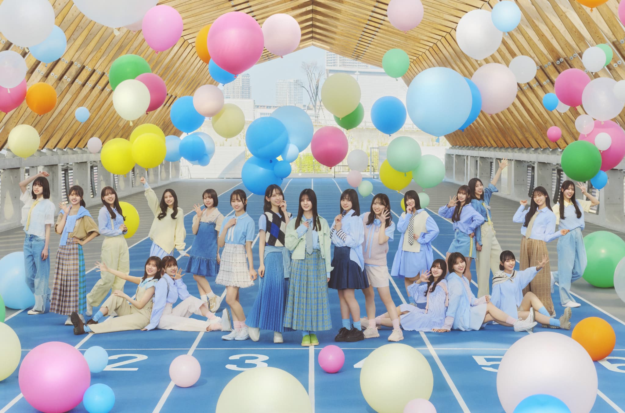 日向坂46の新シングル『Love yourself!』ジャケット公開、円陣での合言葉をイメージした写真に｜