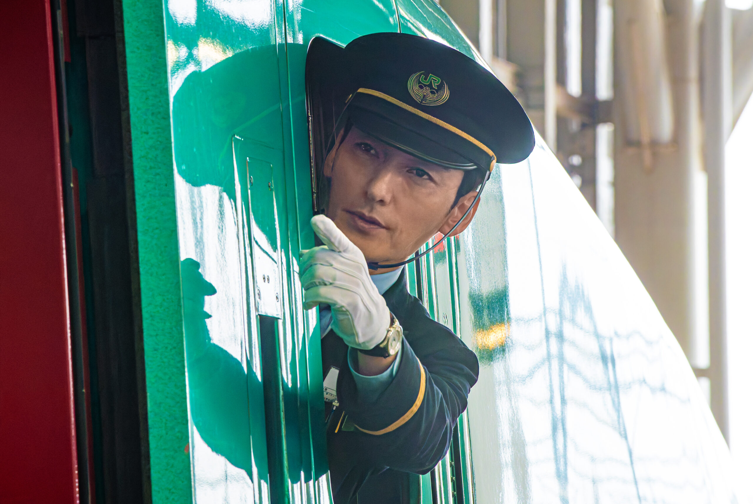 草彅剛主演『新幹線大爆破』配信開始、鳴り響く発車ベルが作品世界に惹き込むオープニング映像解禁｜