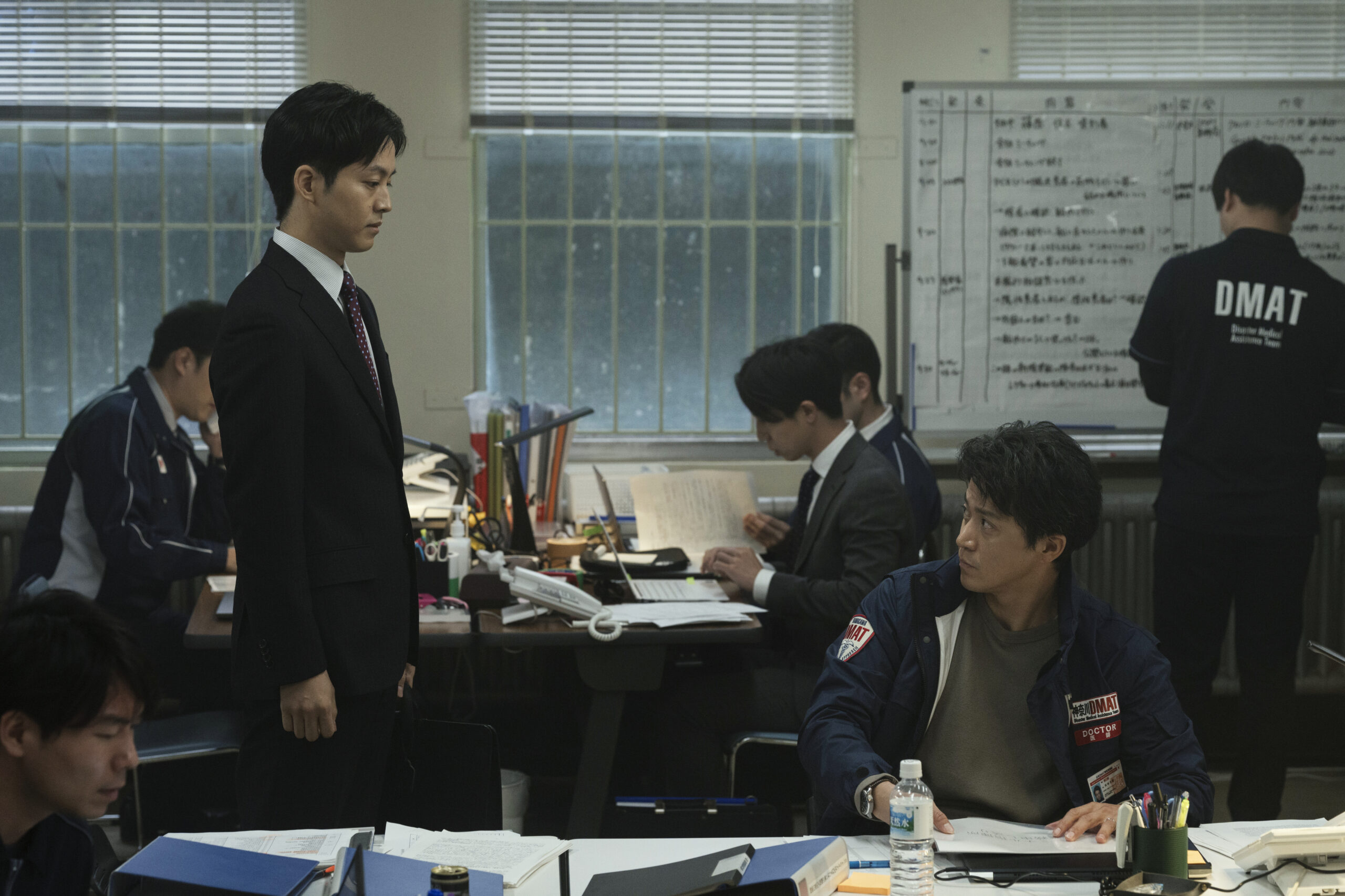 信念がぶつかり合う小栗旬と松坂桃李、映画『フロントライン』緊迫感が伝わる場面写真9点解禁｜©︎ 2025「フロントライン」製作委員会