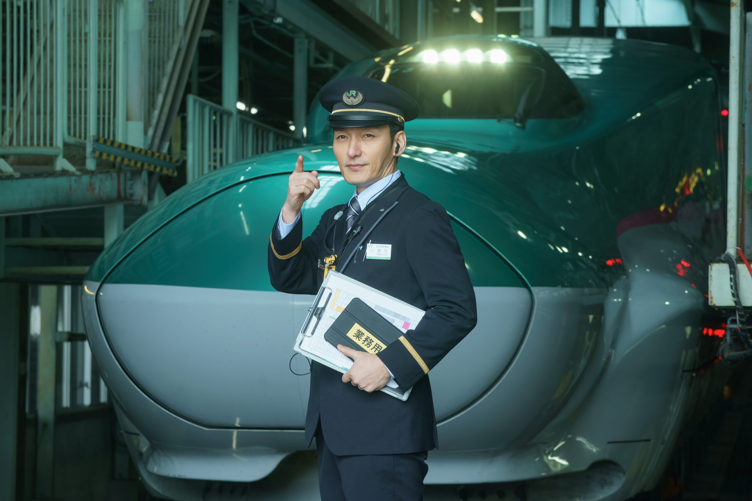 草彅剛主演『新幹線大爆破』メイキング映像解禁、樋口真嗣監督が挑んだ大迫力シーンの裏側とは｜